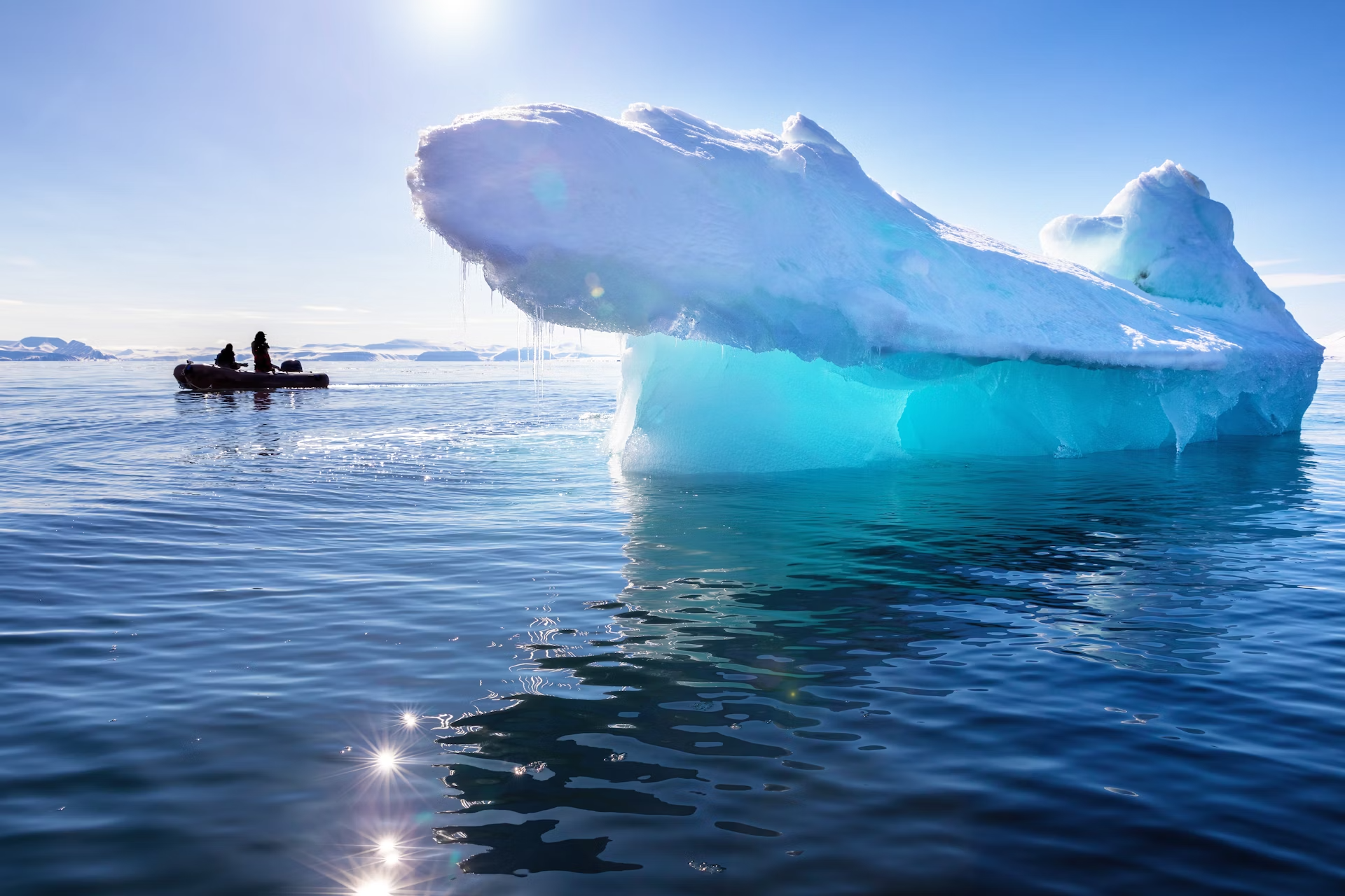 Le gite in barca per fotografare balene e iceberg sono un modo popolare per esplorare le Svalbard ©Rixipix / iStockphoto / Getty Images