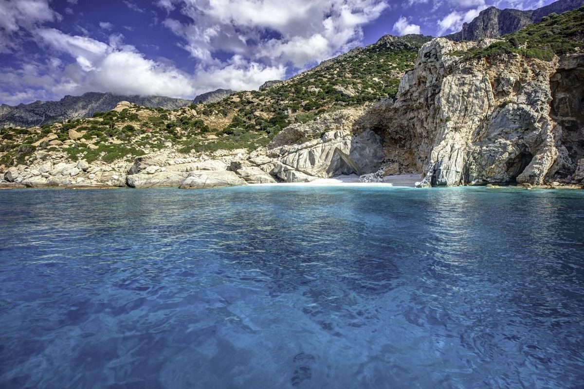 Le trasparenti acque turchesi intorno alla spiaggia delle Seychelles, a Ikaria © Lemonan / Getty Images