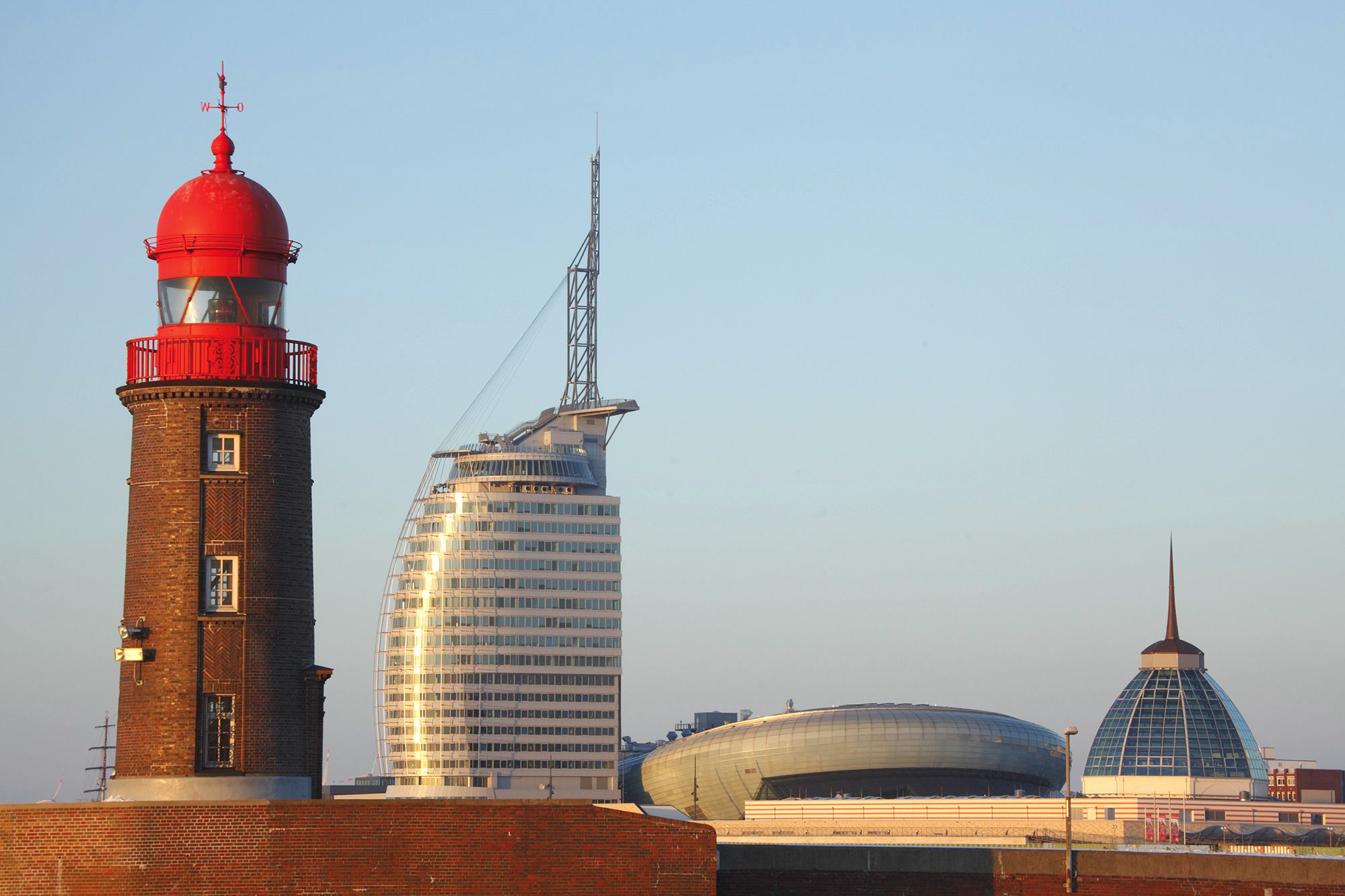 Bremengaven: lo skyline dove si riconoscono il vecchio faro, l’Atlantic Hotel e la Klimahaus © Dario Bragaglia