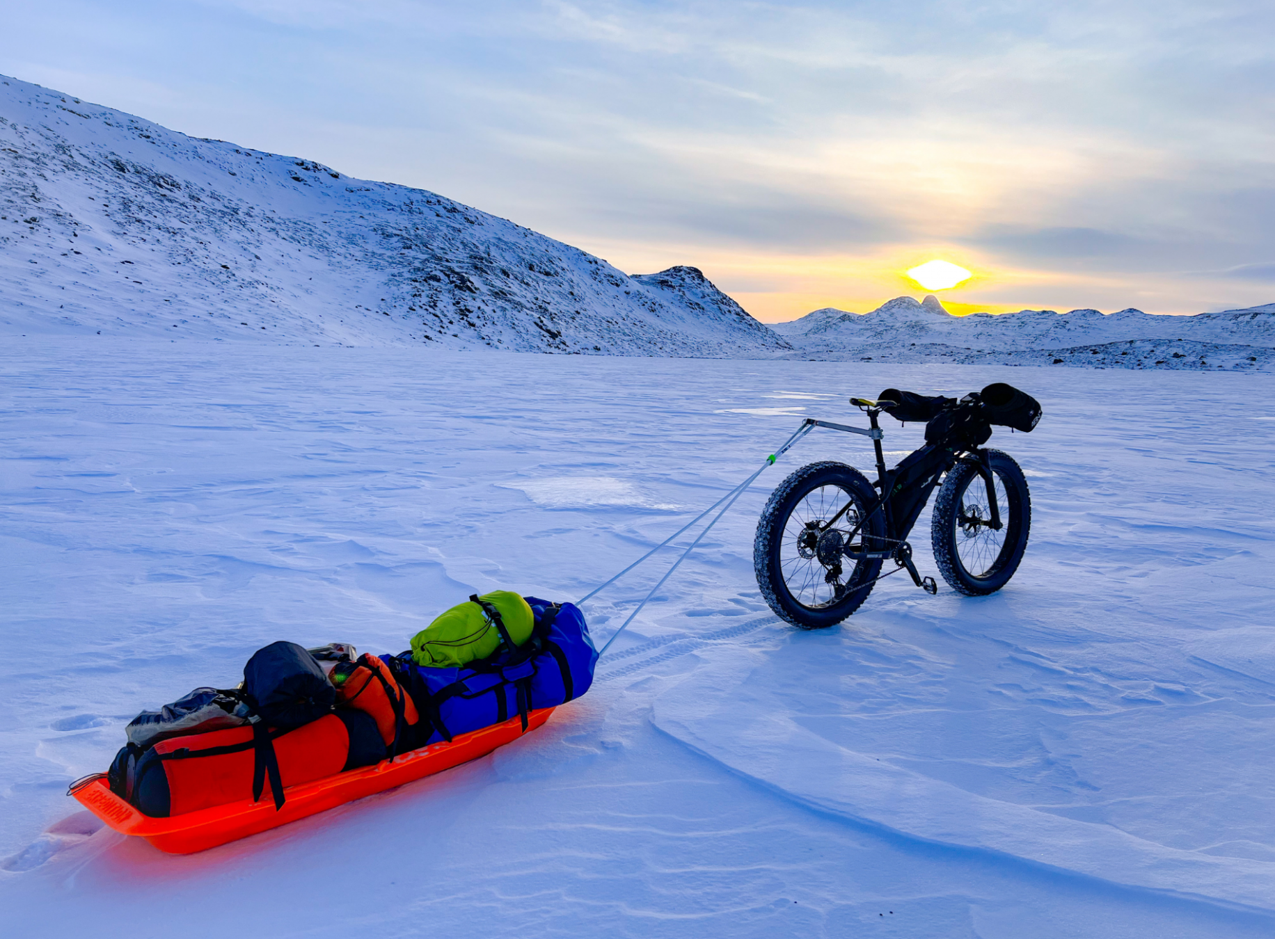 Fatbike e slitta in mezzo all'artico