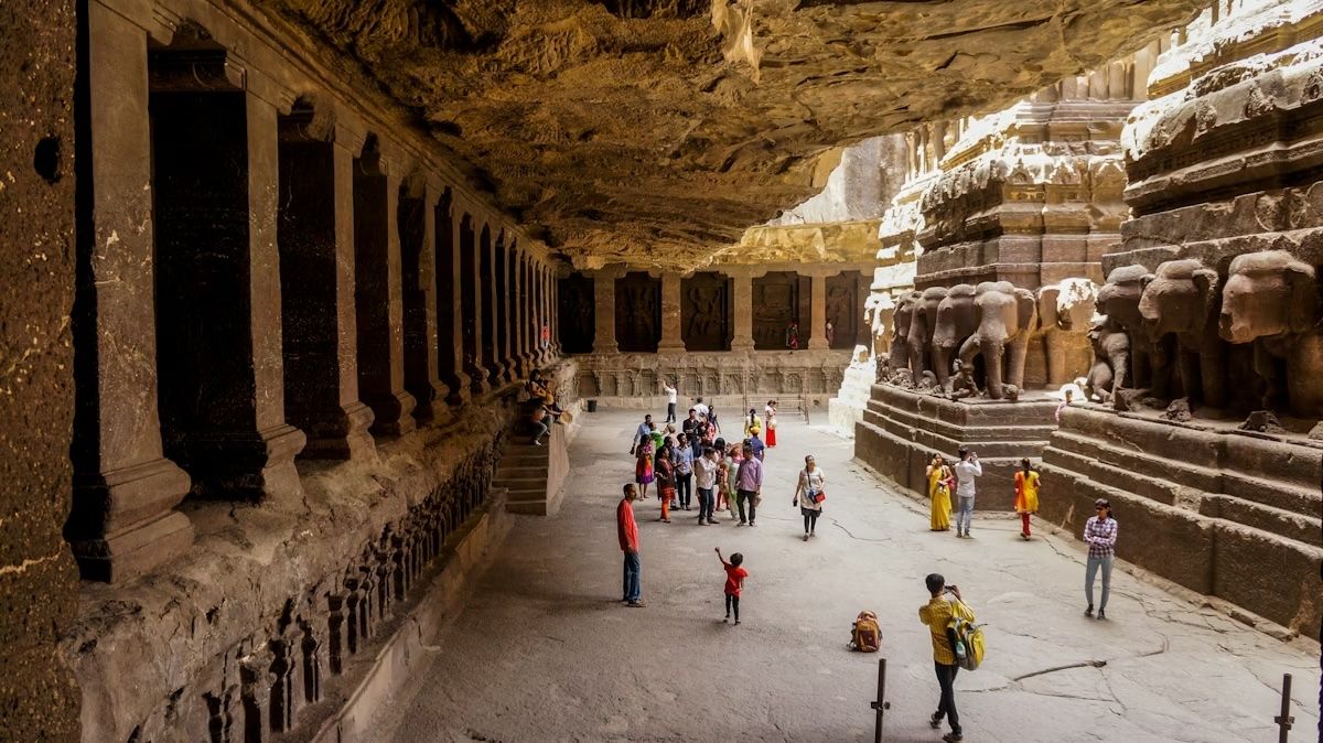 I visitatori esplorano un tempio all’interno delle grotte di Ellora. isaray/Shutterstock