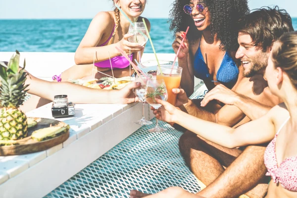 Risparmiate soggiornando in un ostello e ampliate il vostro budget i party © DisobeyArt / Getty Images / iStockphoto