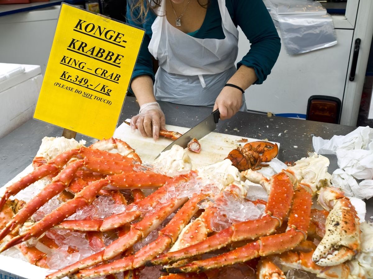Granchio reale in vendita al mercato del pesce di Bergen. VICTOR TORRES/Shutterstock