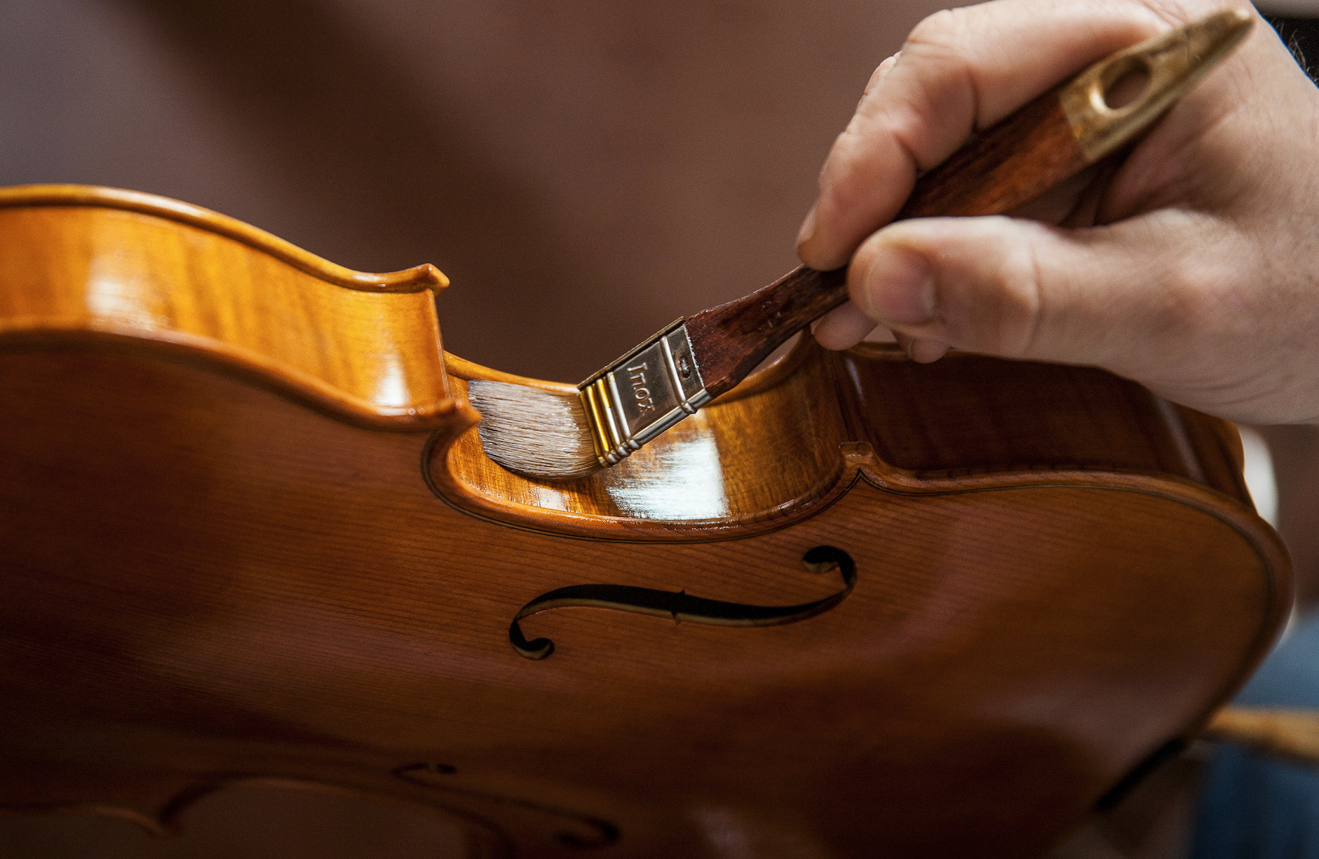 Finitura di un violino. Credits Tagini
