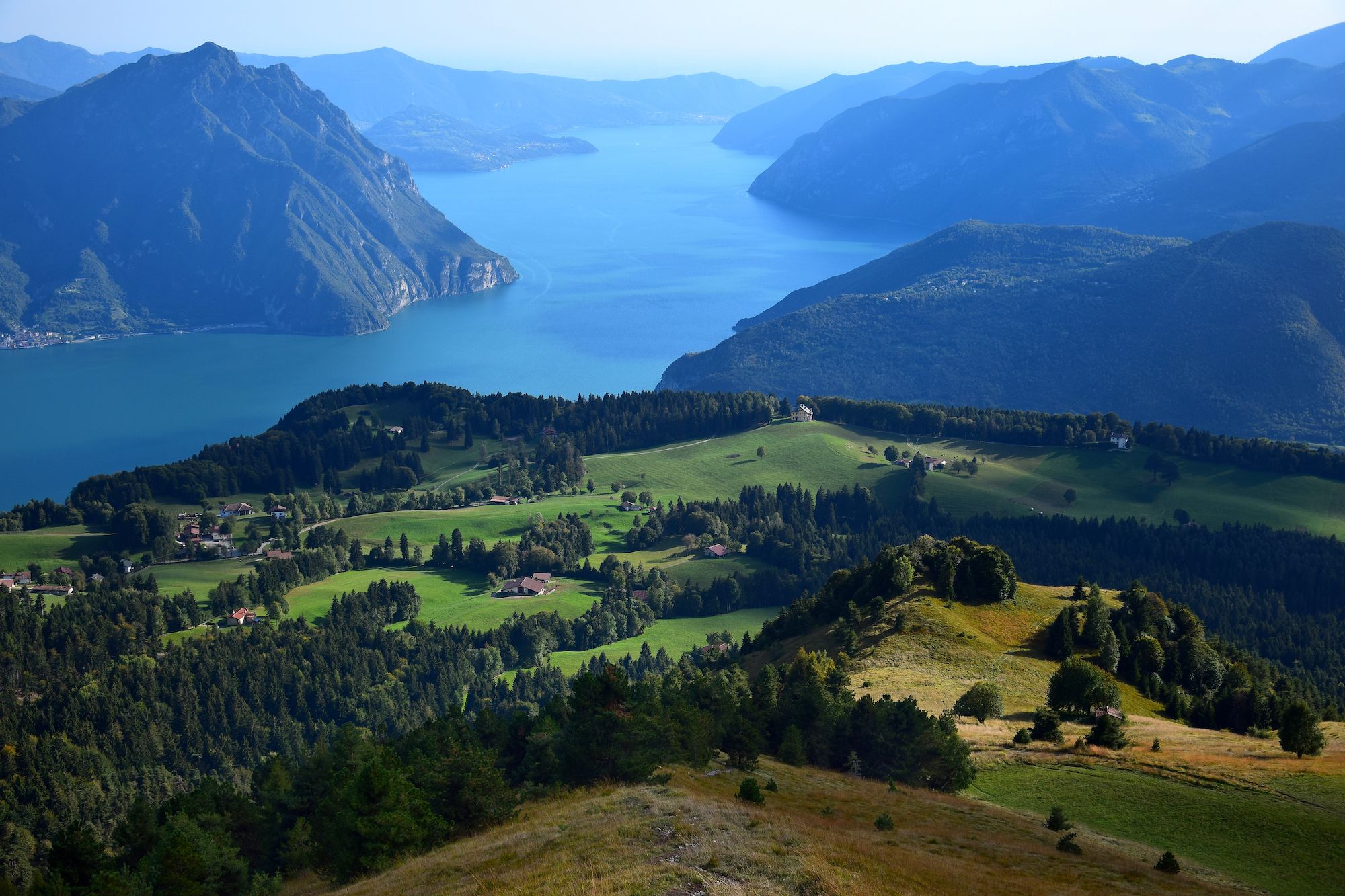 Il Lago d’Iseo visto dal Monte Colombina ©SannePhoto