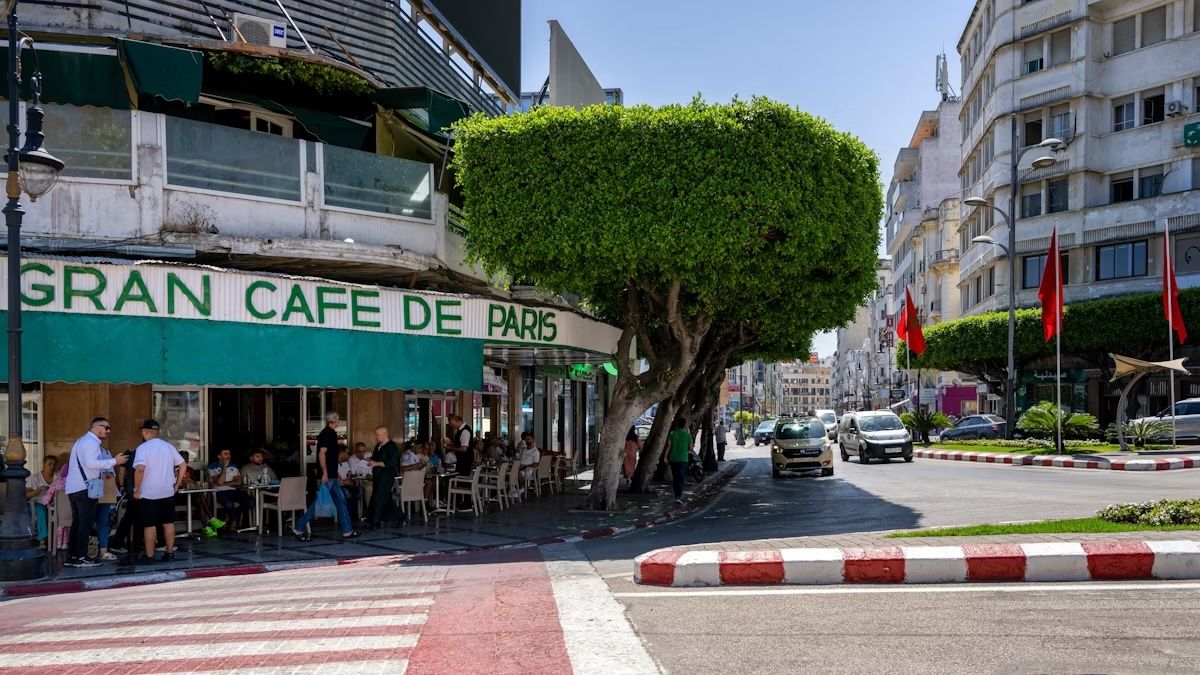 Vista della strada del Gran Cafe de Paris a Tangeri. Marco Lissoni/Shutterstock