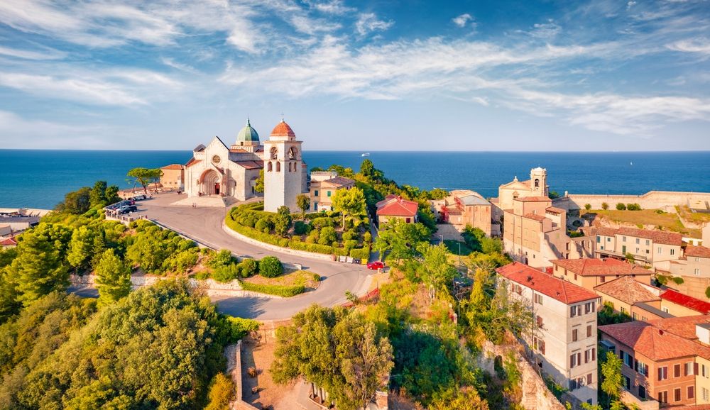 Ancona, dronata sulla Cattedrale di San Ciriaco. Credits Andrew Mayovskyy / Shutterstock