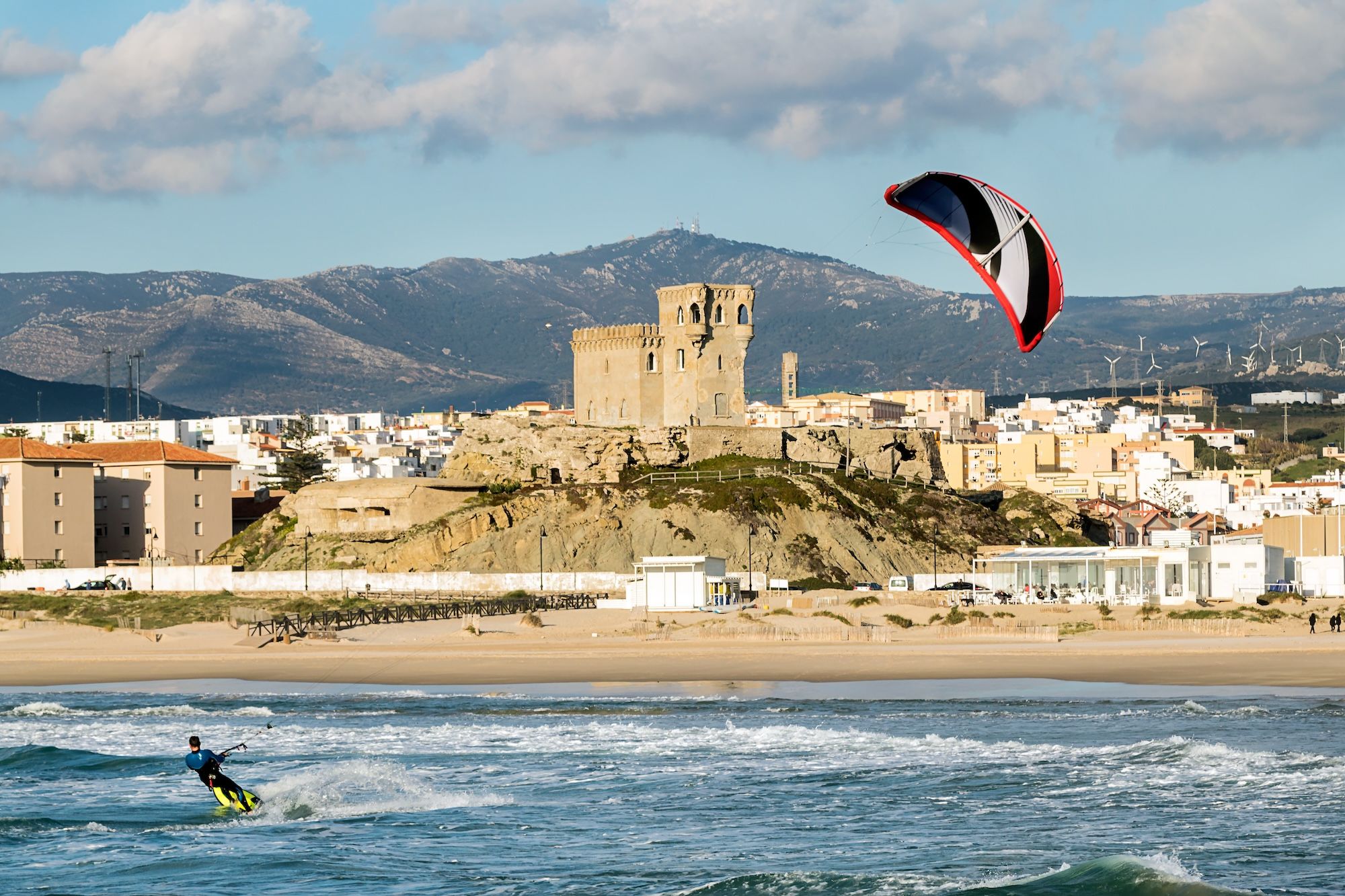 Kitesurf a Tarifa ©Juanamari Gonzalez/Shutterstock