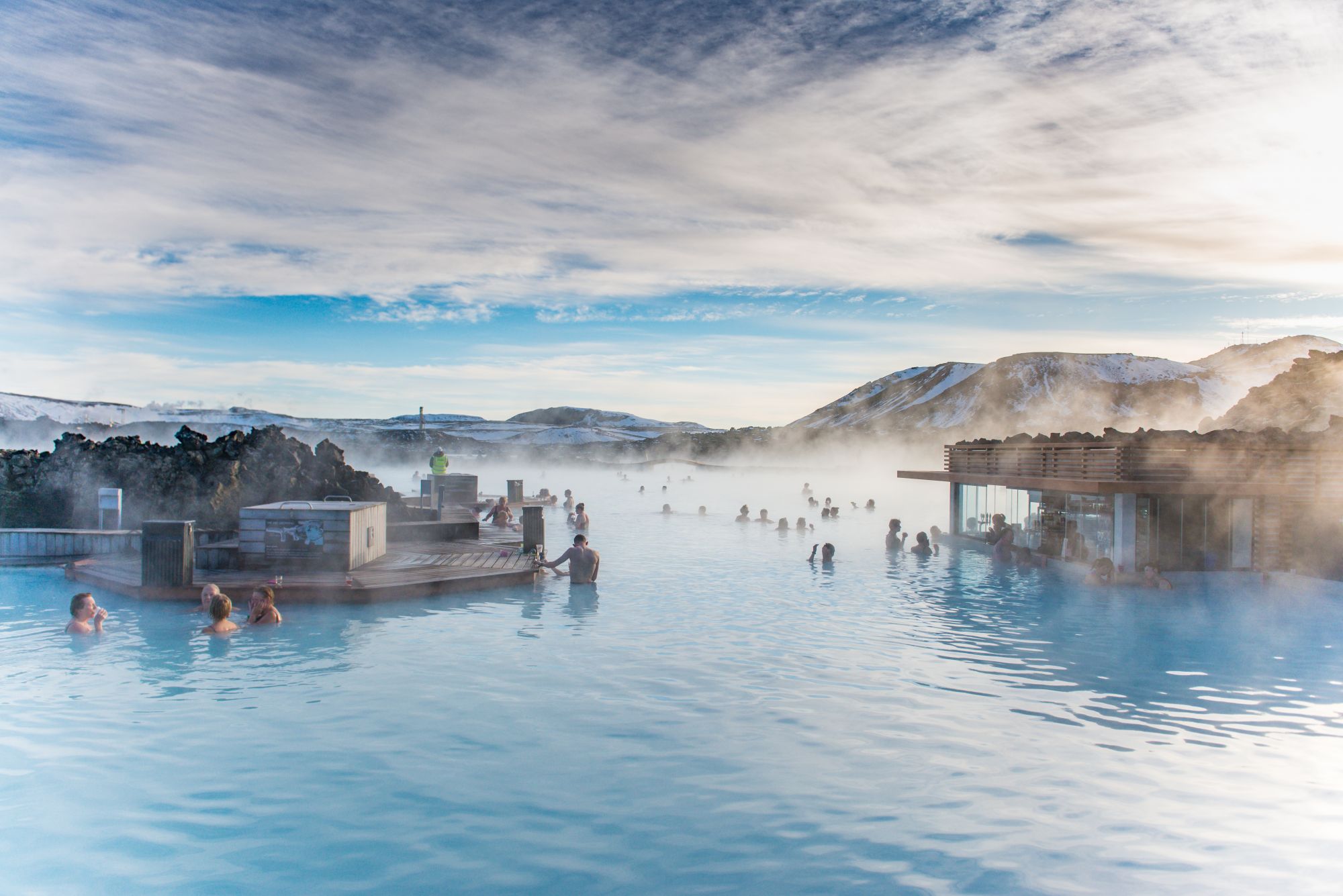 Immergetevi nelle acque geotermali della Laguna Blu d’Islanda a febbraio © rayints / Shutterstock
