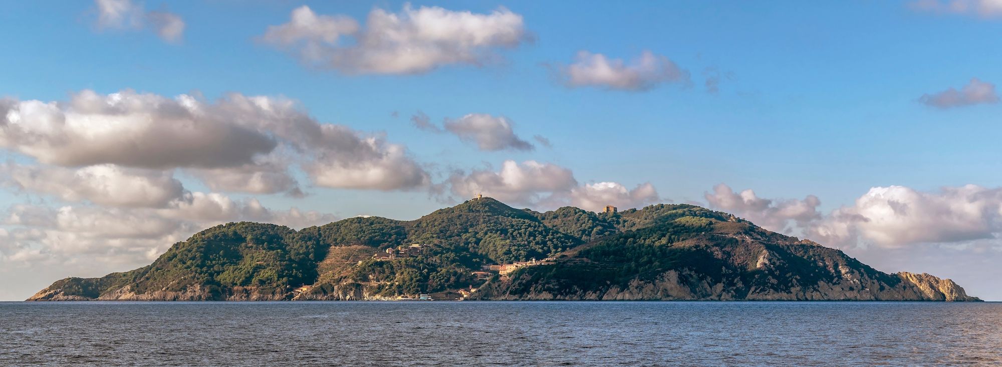 L’Isola di Gorgona vista dal mare