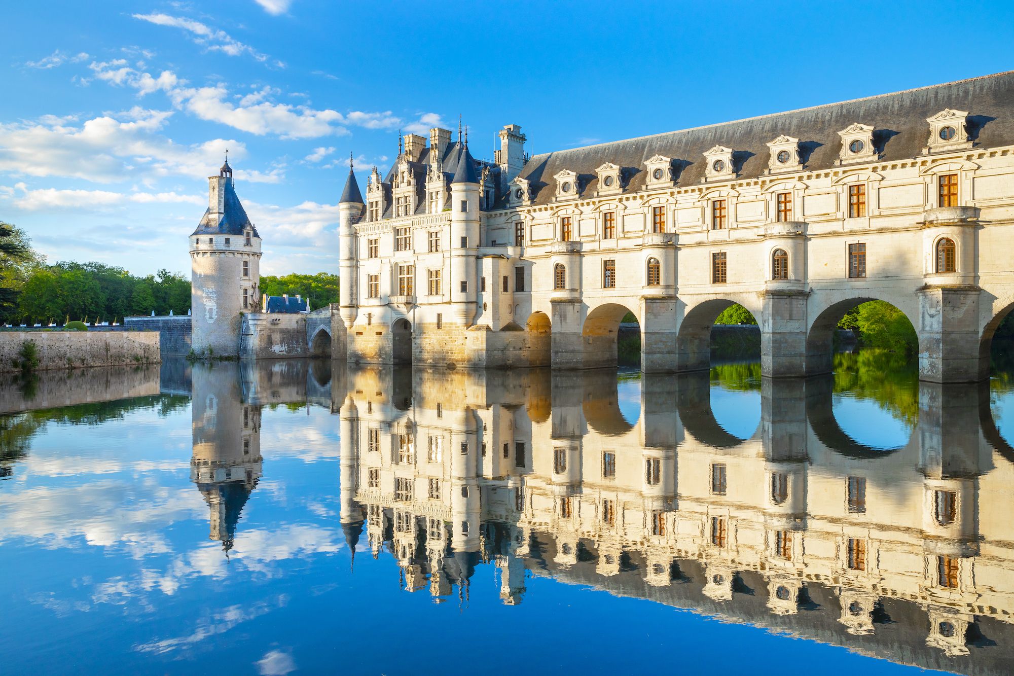 Il castello di Chenonceau si specchia sulla Loira