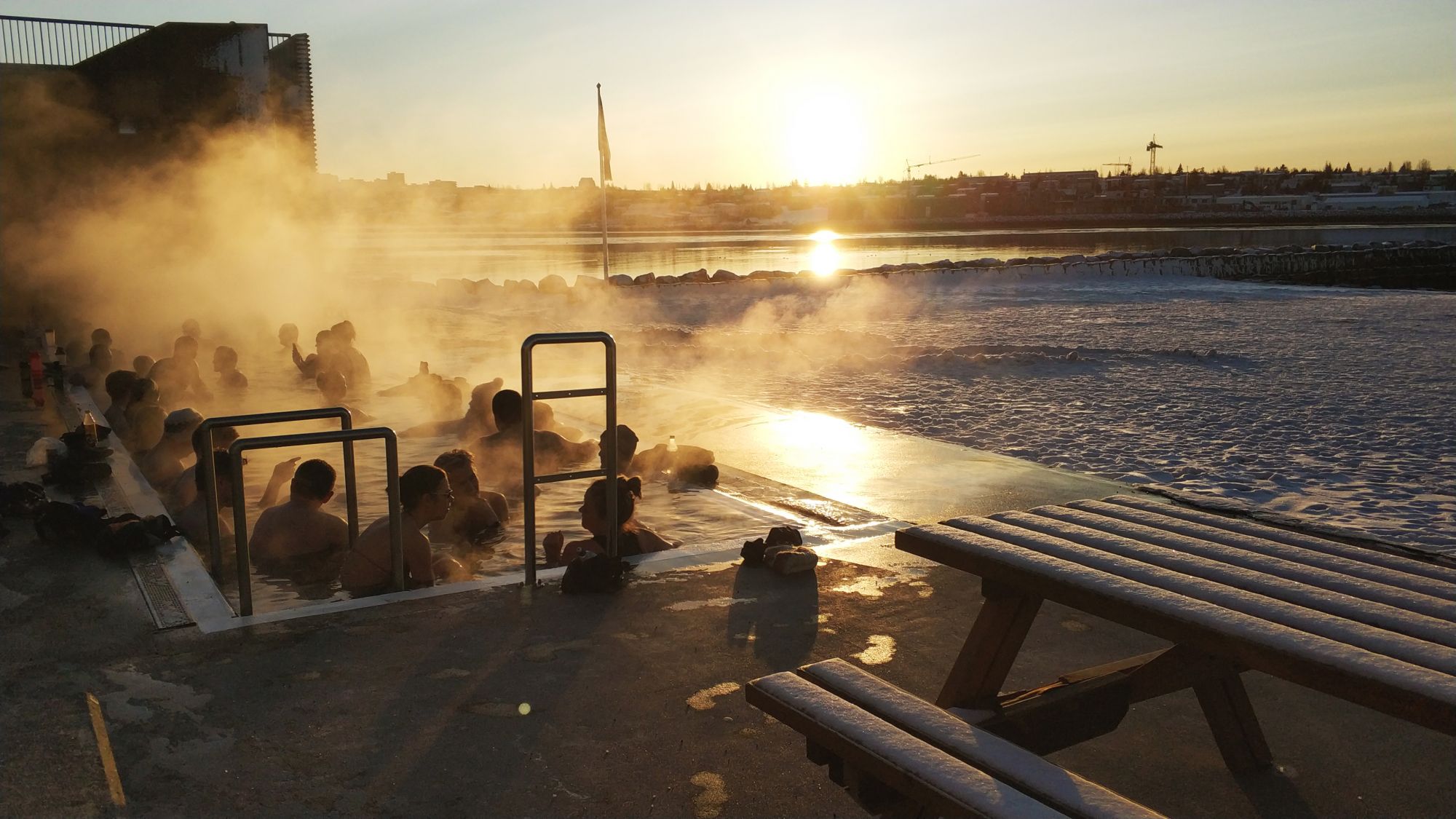Fate un bagno nelle vasche idromassaggio della spiaggia geotermica di Nautholsvik in inverno © Try_my_best / Shutterstock