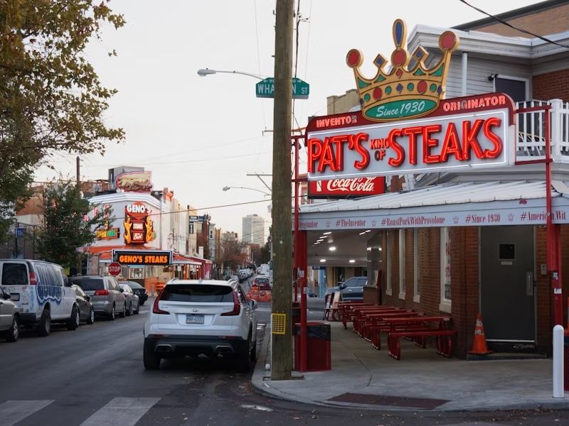 Pat’s King of Steaks e Geno’s Steaks. Bryan Littel/Shutterstock