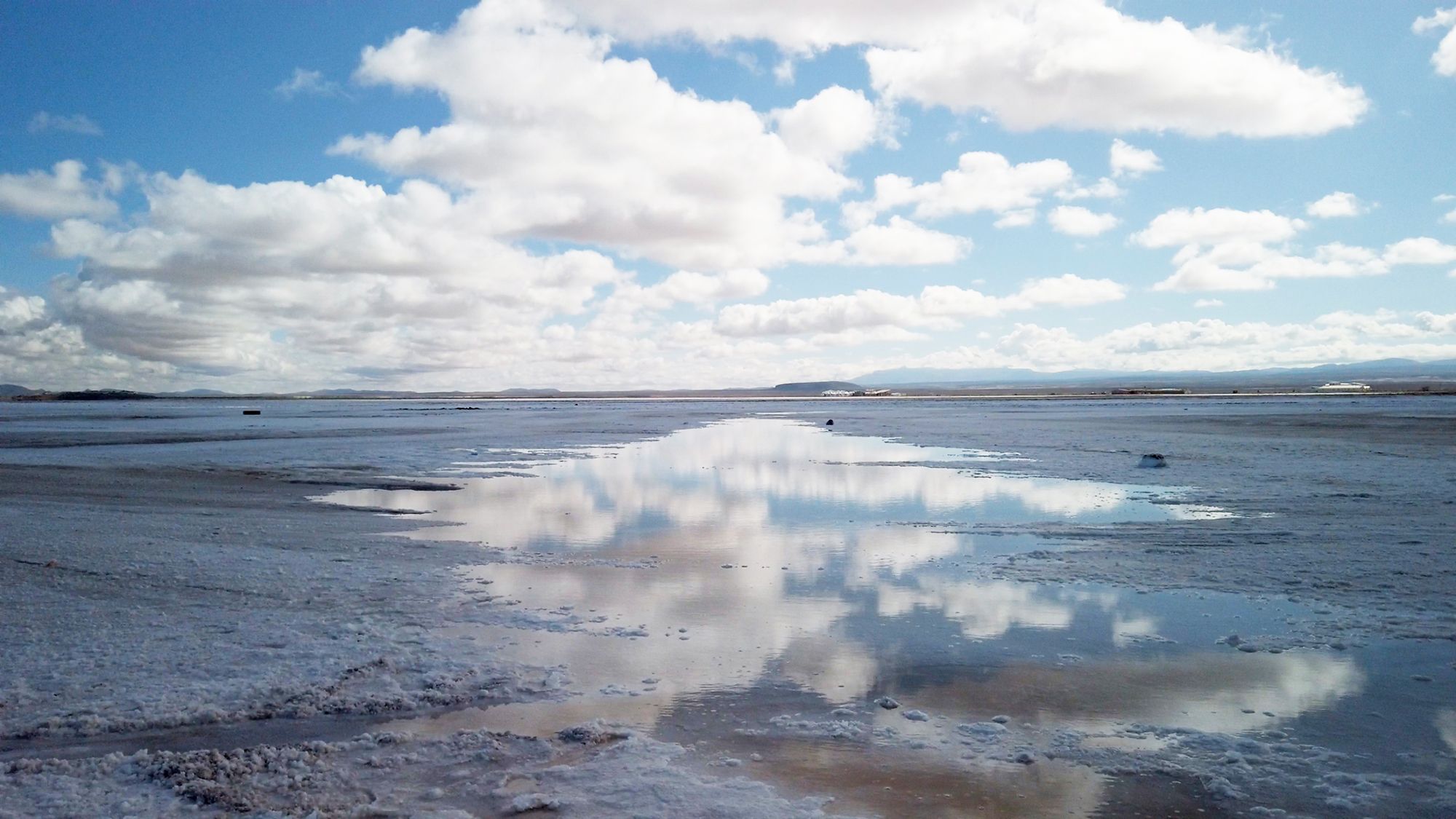 Dopo la pioggia, cielo e terra si uniscono nel Salar de Uyuni, in Bolivia ©Lisa Zillio