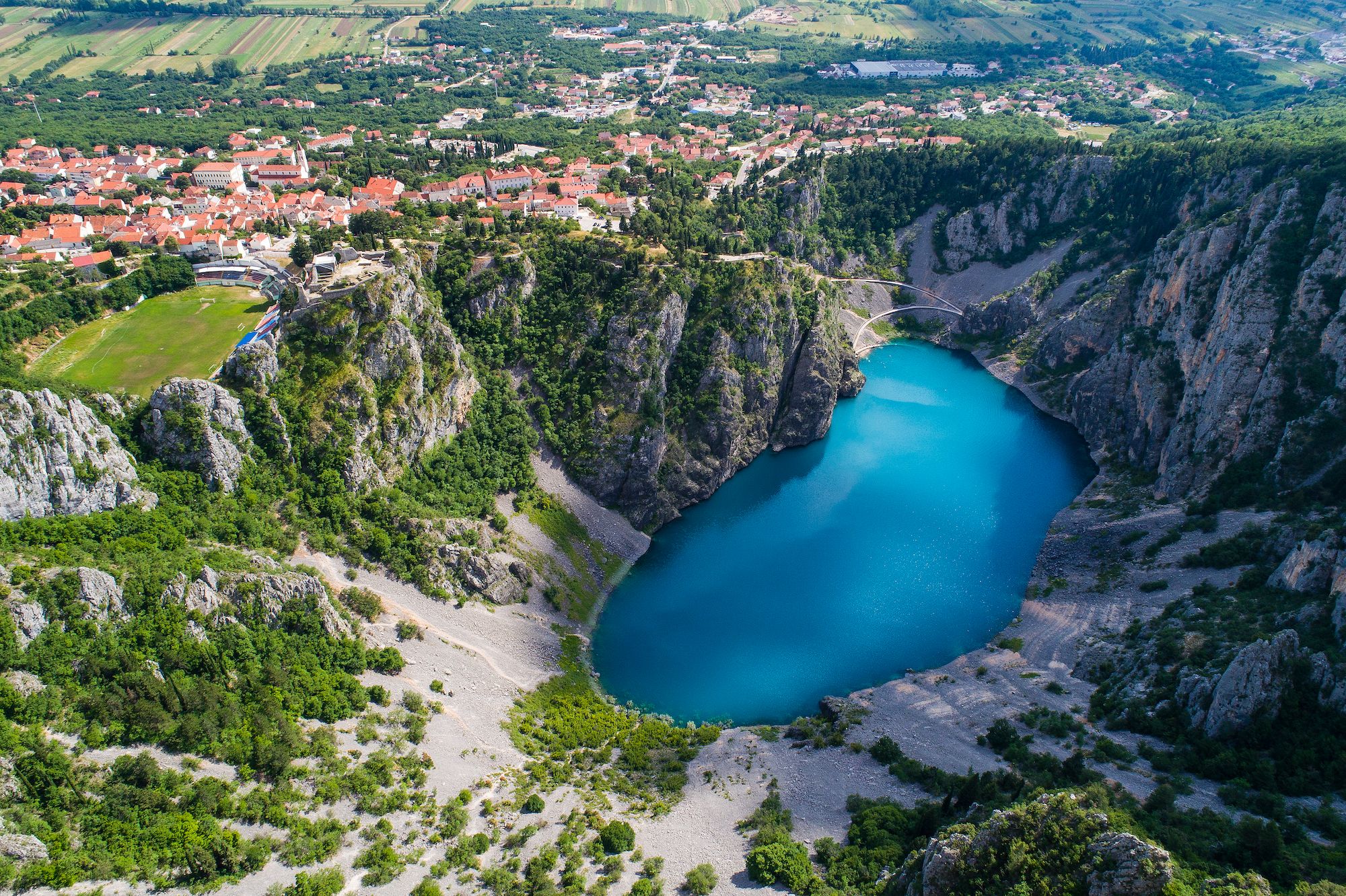 Il villaggio di Imotski affacciato sul Lago Blu ©Joachim Bago