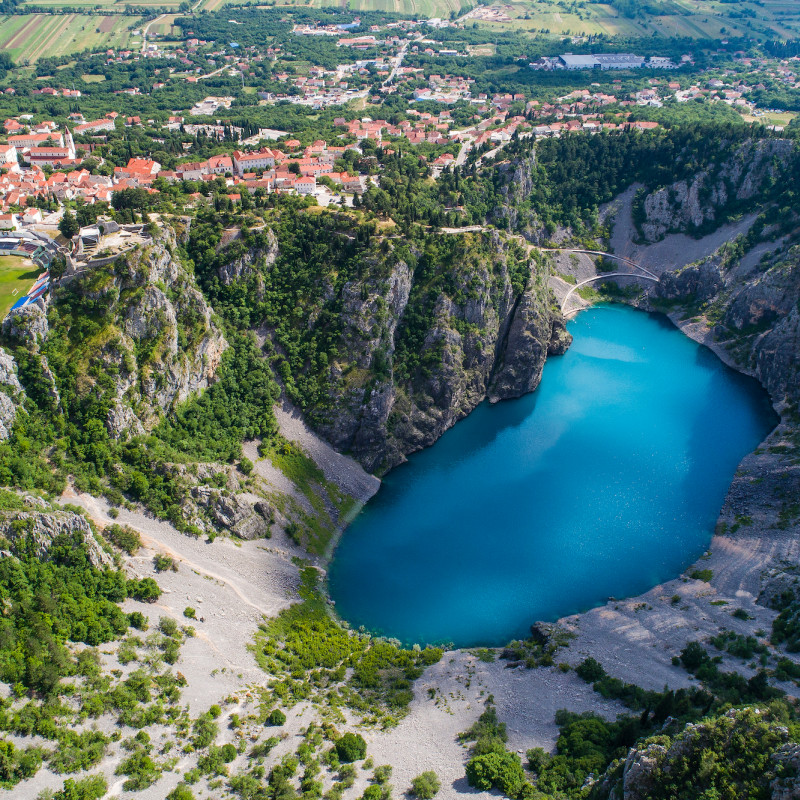 Il villaggio di Imotski  affacciato sul Lago Blu ©Joachim Bago