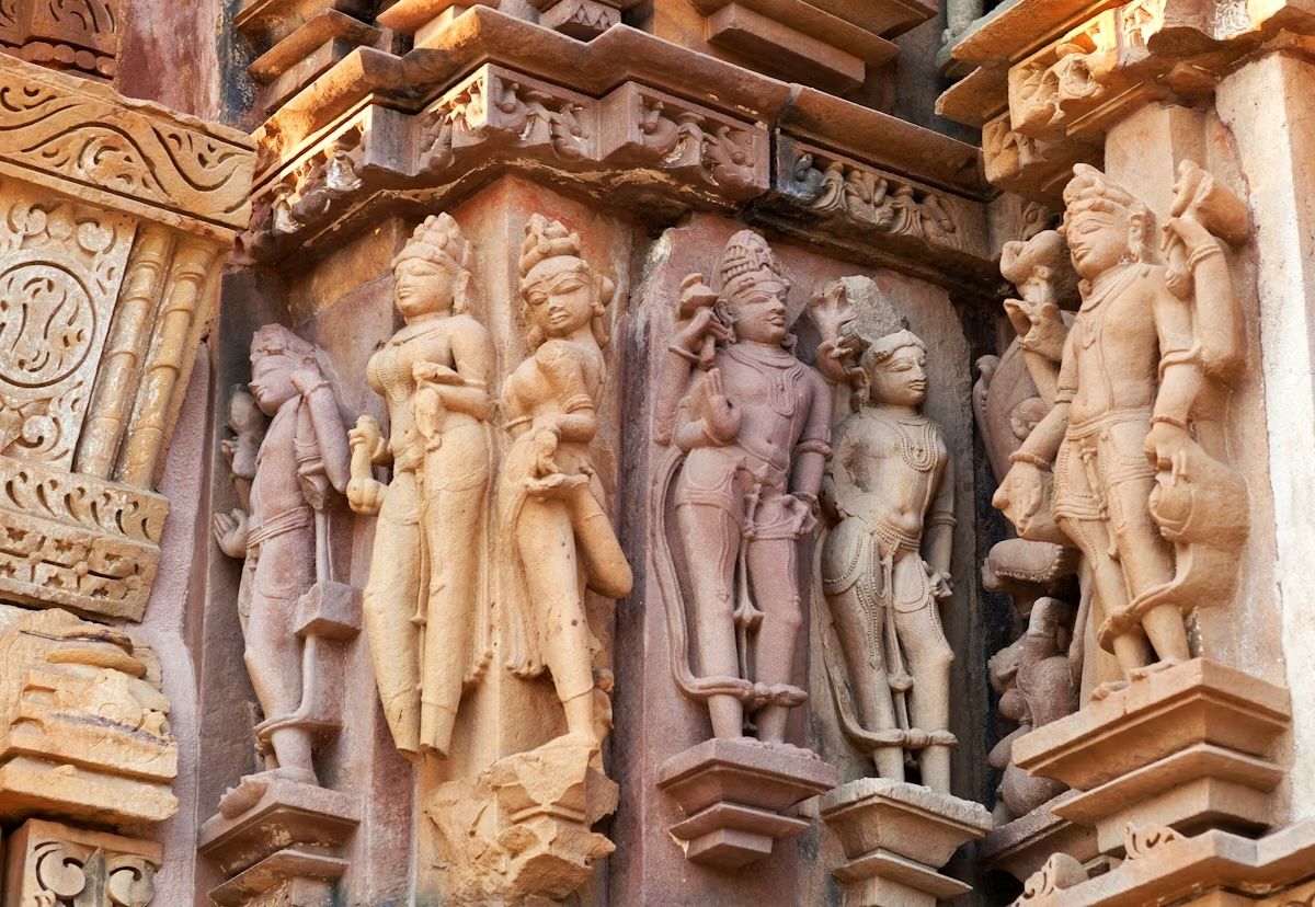Antichi rilievi nel famoso tempio erotico di Khajuraho, nel Madhya Pradesh. Storm Is Me/Shutterstock