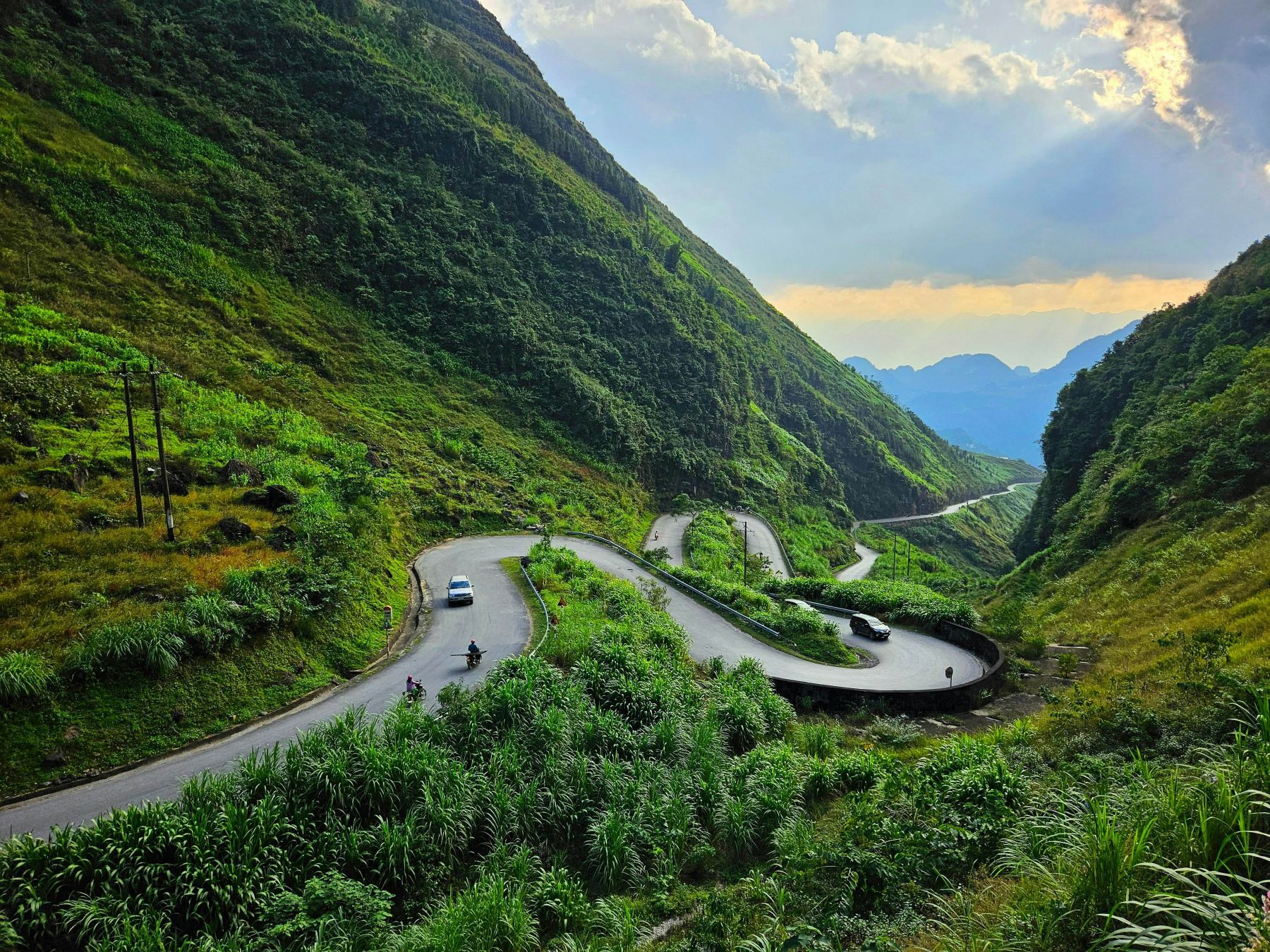 Tornanti sinuosi e panorami magnifici scandiscono i 370 km del circuito della provincia di Ha Giang. © Shutterstock