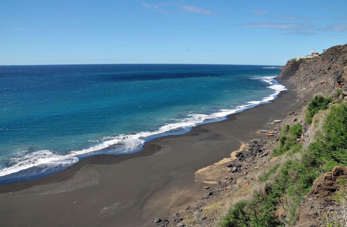 Oceano, sabbia scura e rocce sull'isola di Fogo; © Raul Rosa/iStock/Getty Images