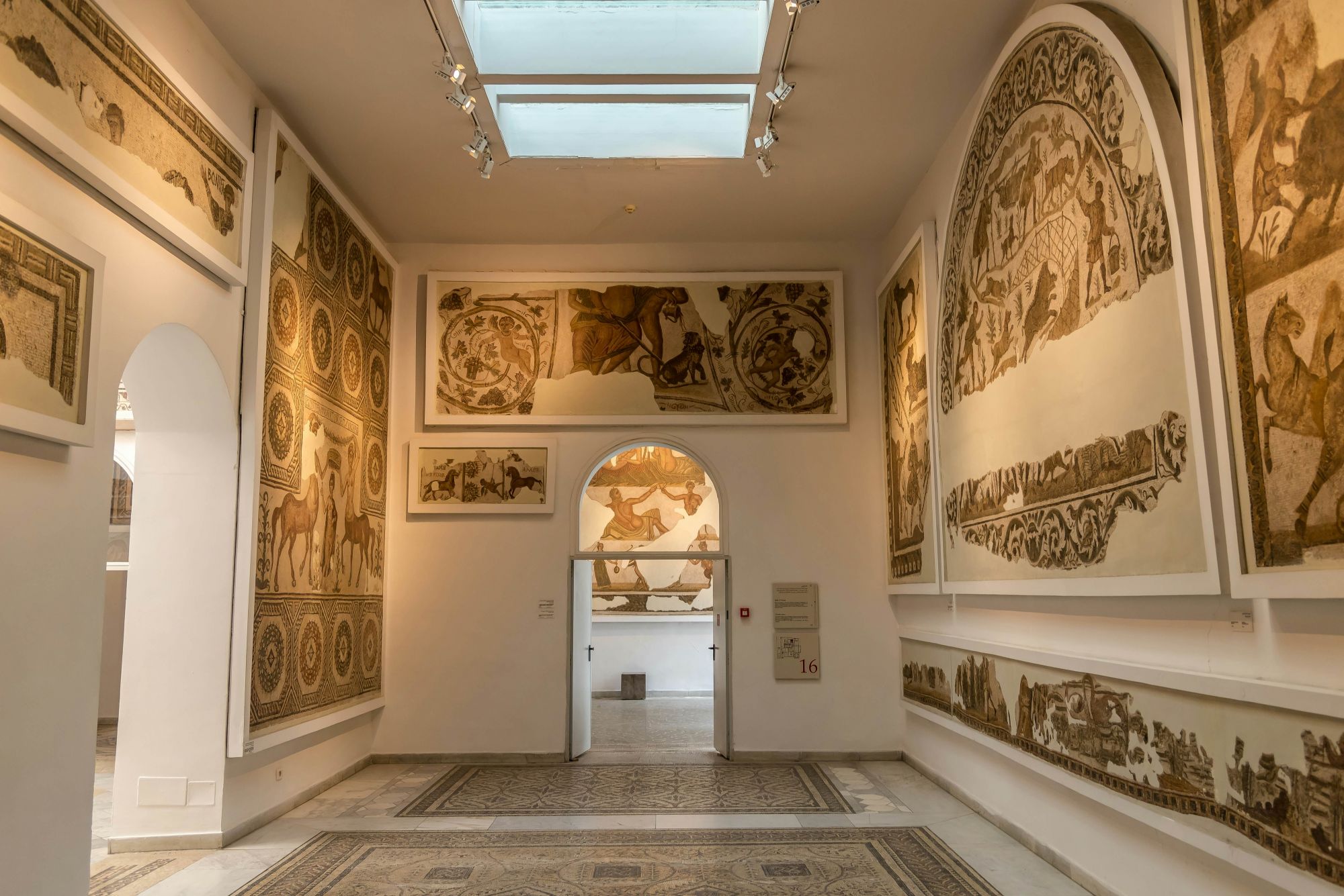 Mosaici romani in una sala del Museo del Bardo, Tunisi. © Hichem kaouane/Shutterstock