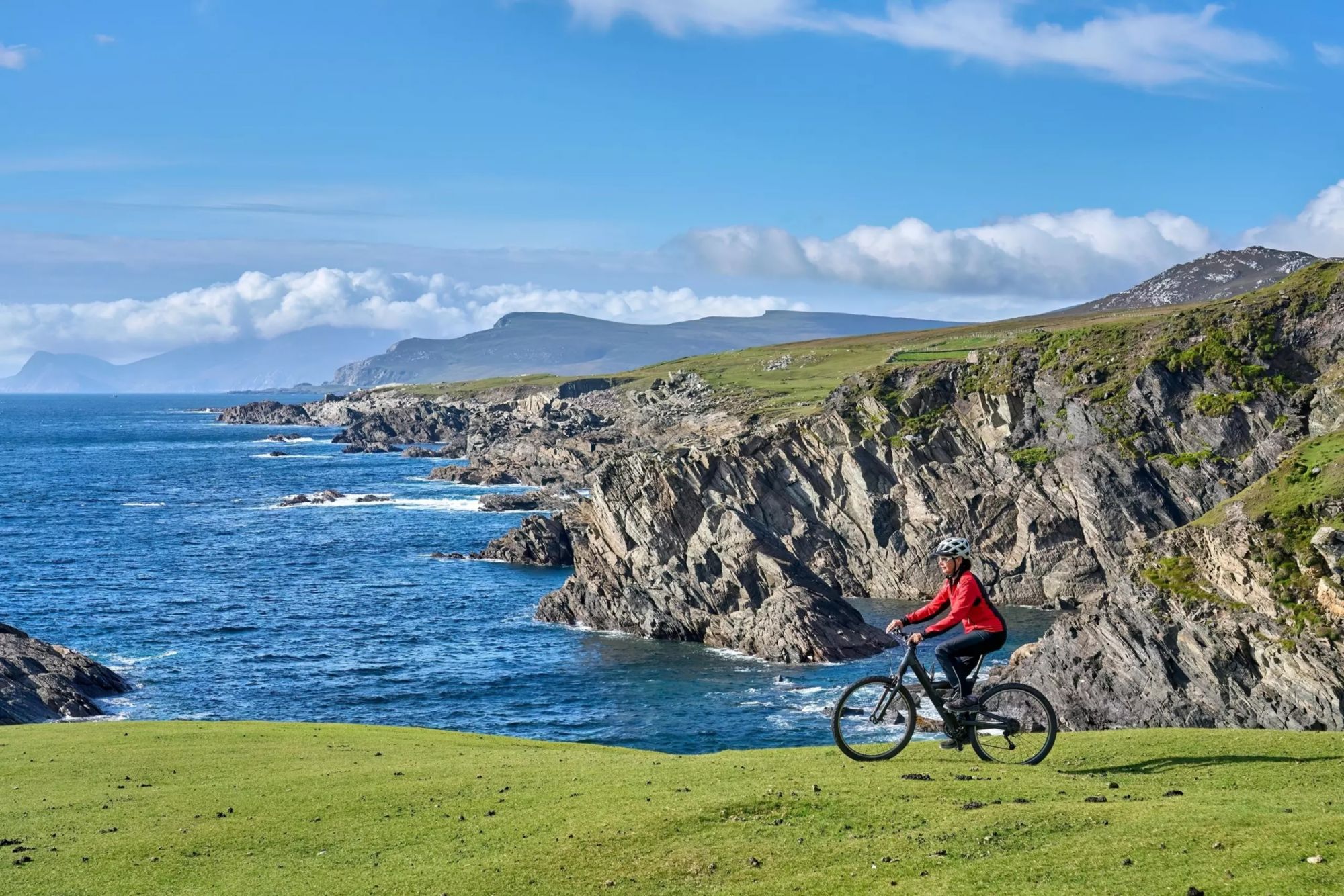 In bicicletta lungo la costa in Irlanda. Umomos/Shutterstock
