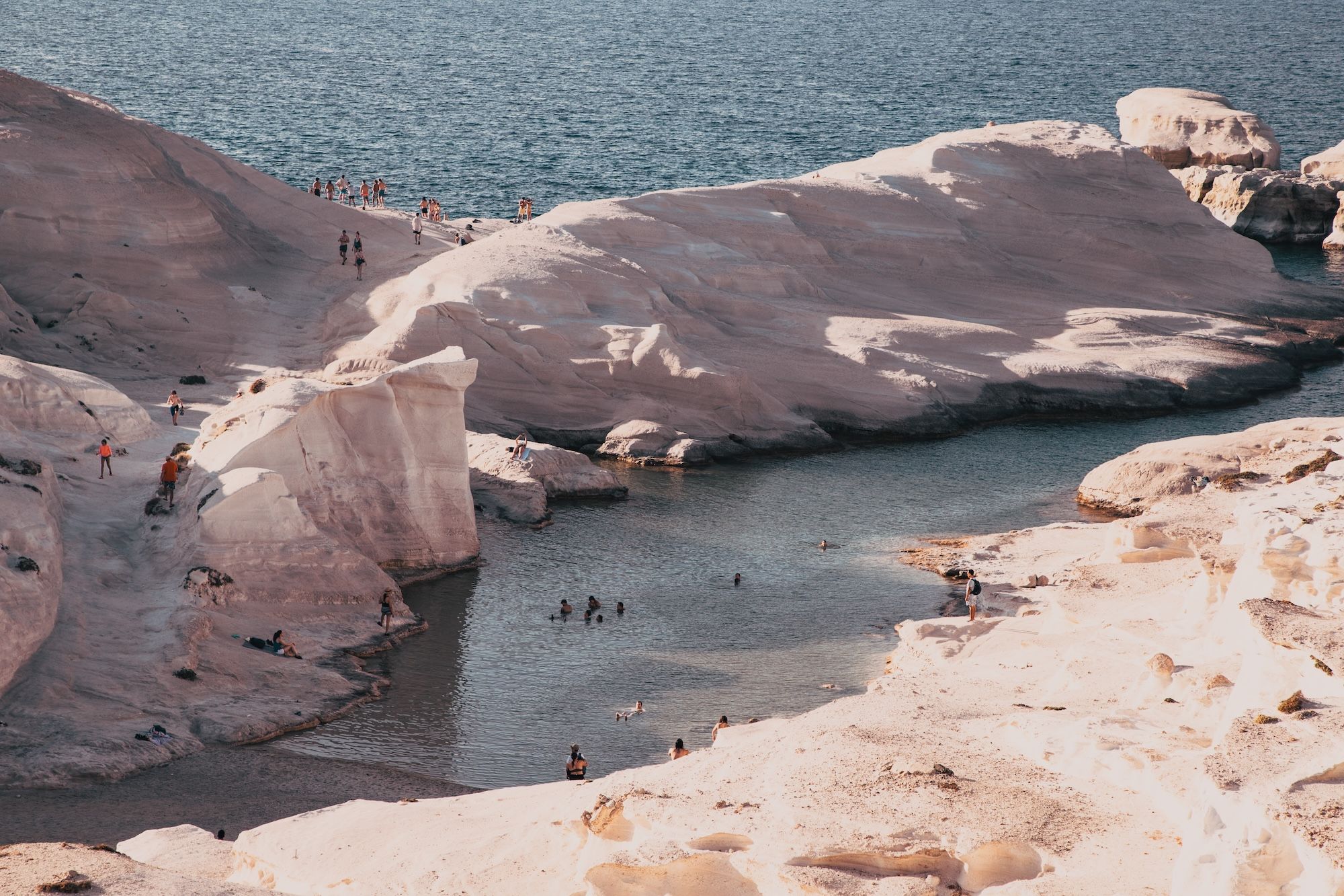 Le formazioni rocciose di Sarakiniko, a Milos ©Melinda Nagy/Shutterstock