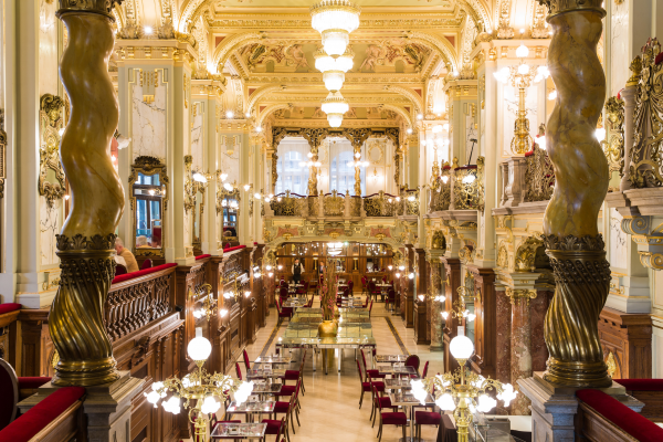 Un viaggio indietro nel tempo nei migliori caffè di Budapest