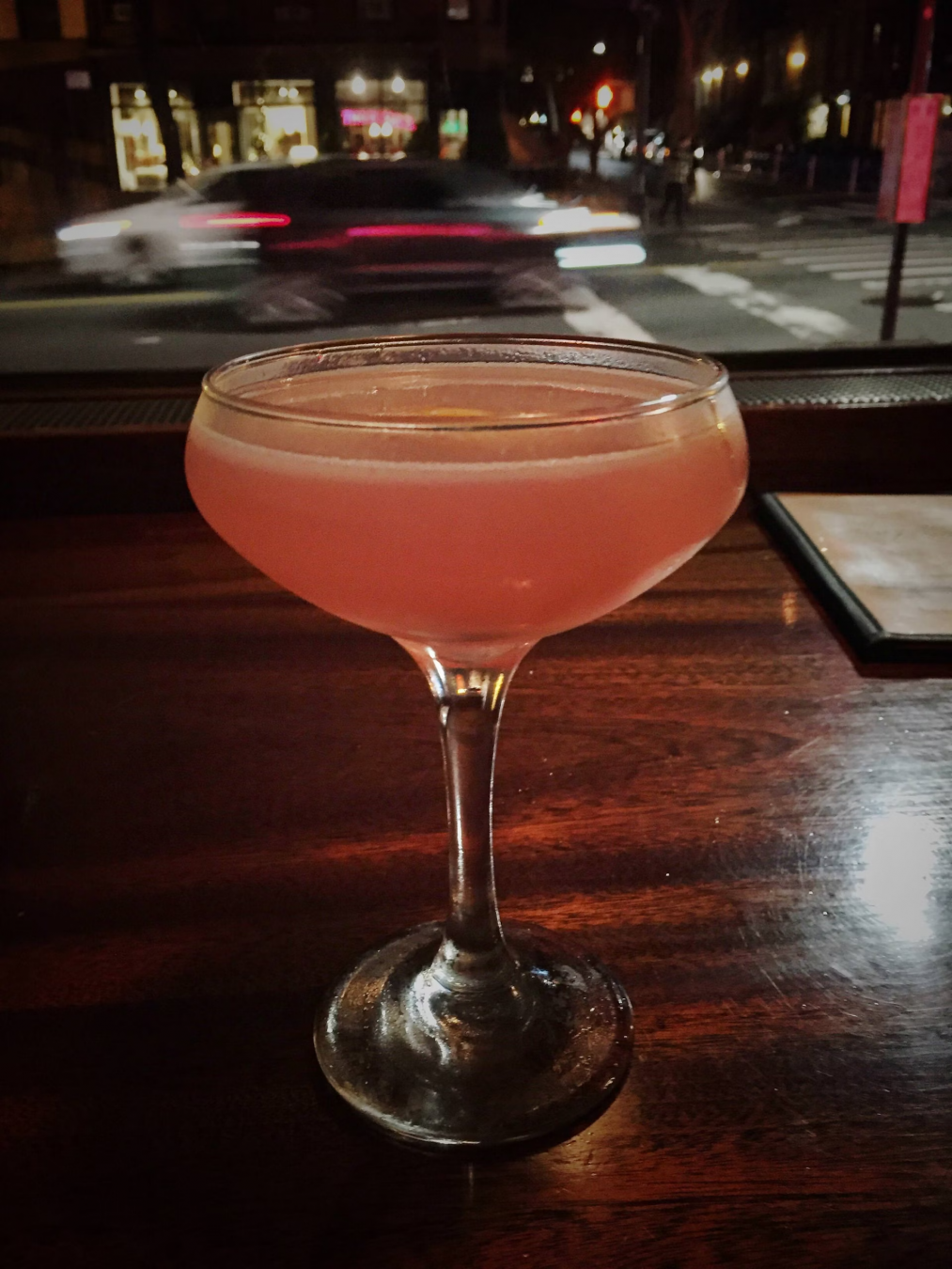 Sì, ordinate il Cosmopolitan, ma controllate anche le specialità del vostro mixologist locale © Charlotte Machin / Stockimo / Alamy Stock Photo