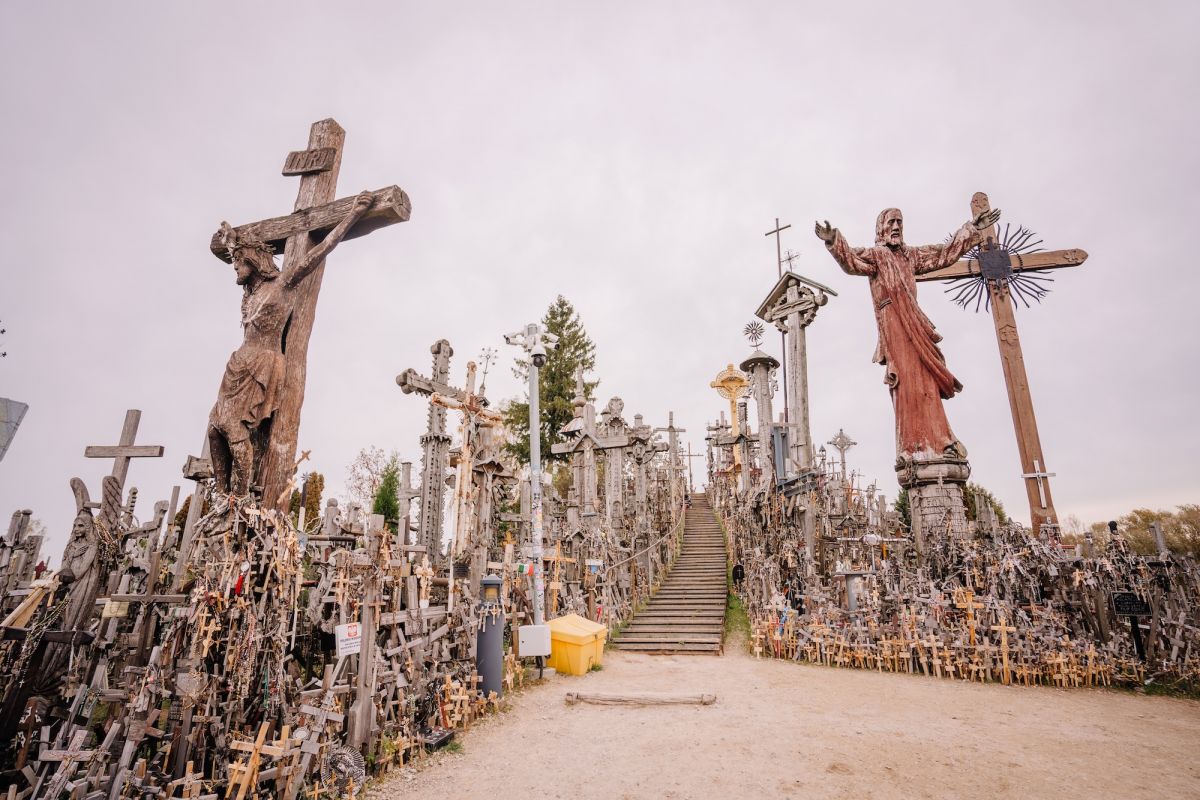 Viaggio in Lituania: la Collina delle Croci di Šiauliai - Lonely Planet