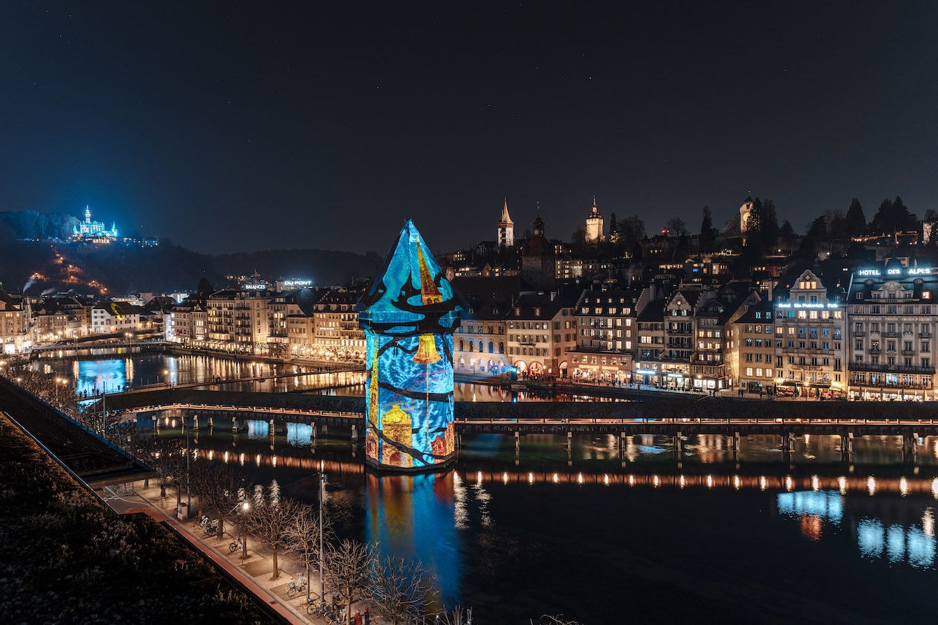 Il Ponte della Cappella e il centro storico di Lucerna durante il Light Festival © Luzern Tourismus Laila Bosco