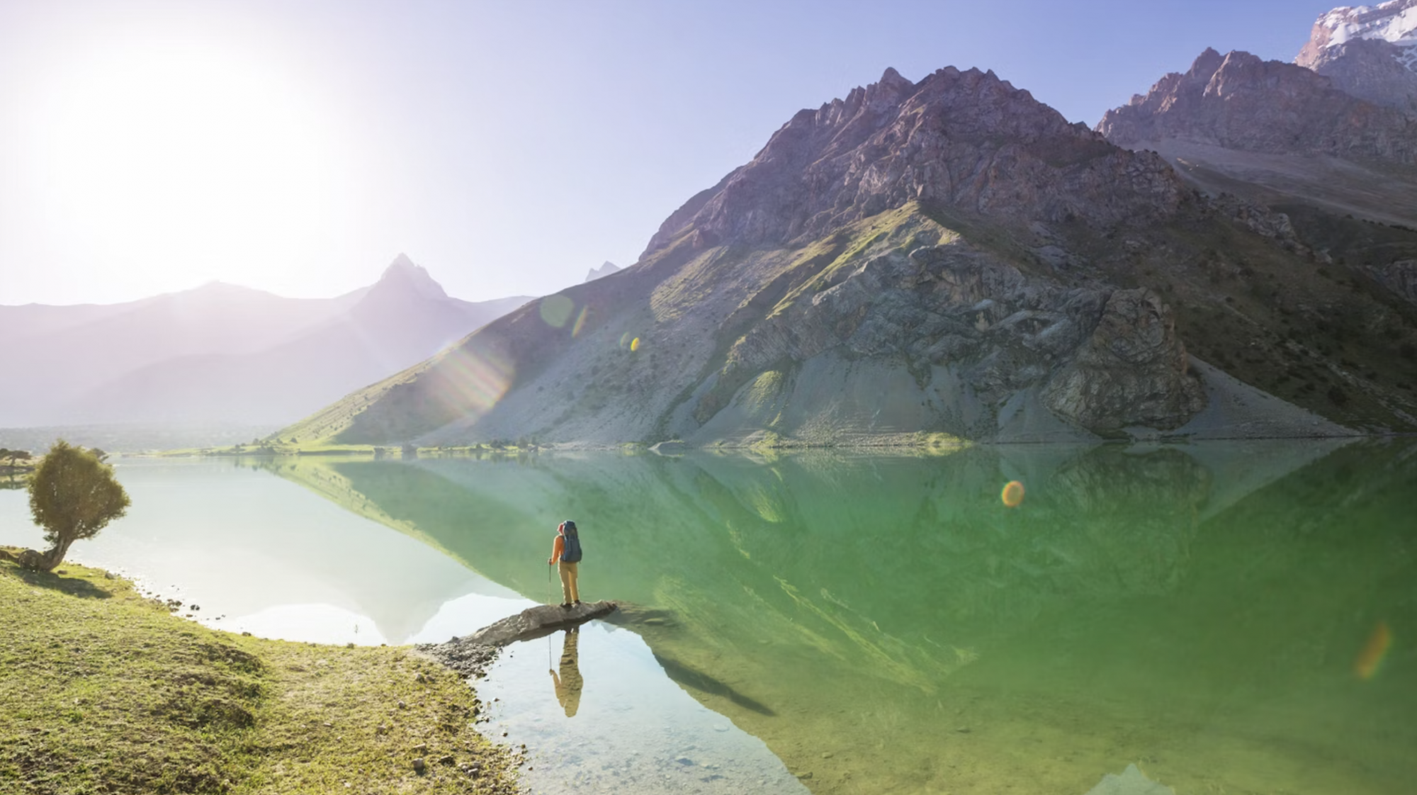 Scoprite la bellezza del lago Iskanderkul, nella catena montuosa del Pamir-Alai in Tagikistan ©Photo Volcano / Shutterstock