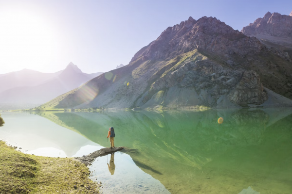 Scoprite la bellezza del lago Iskanderkul, nella catena montuosa del Pamir-Alai in Tagikistan ©Photo Volcano / Shutterstock