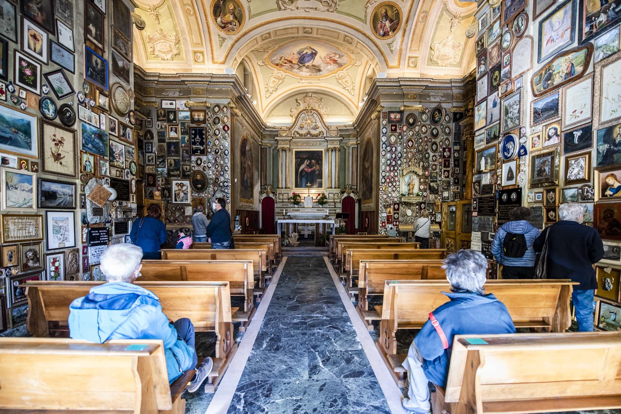 Gli ex voto nel Santuario di Notre-Dame de la Guérison