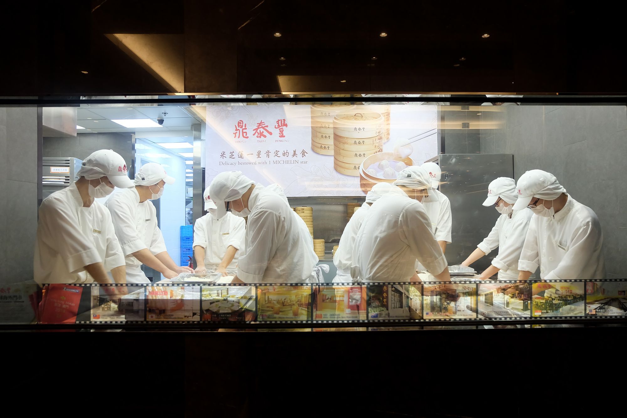 Chef preparano i dim sum del famoso ristorante Din Tai Fung, Hong Kong ©Geet Theerawat/Shutterstock