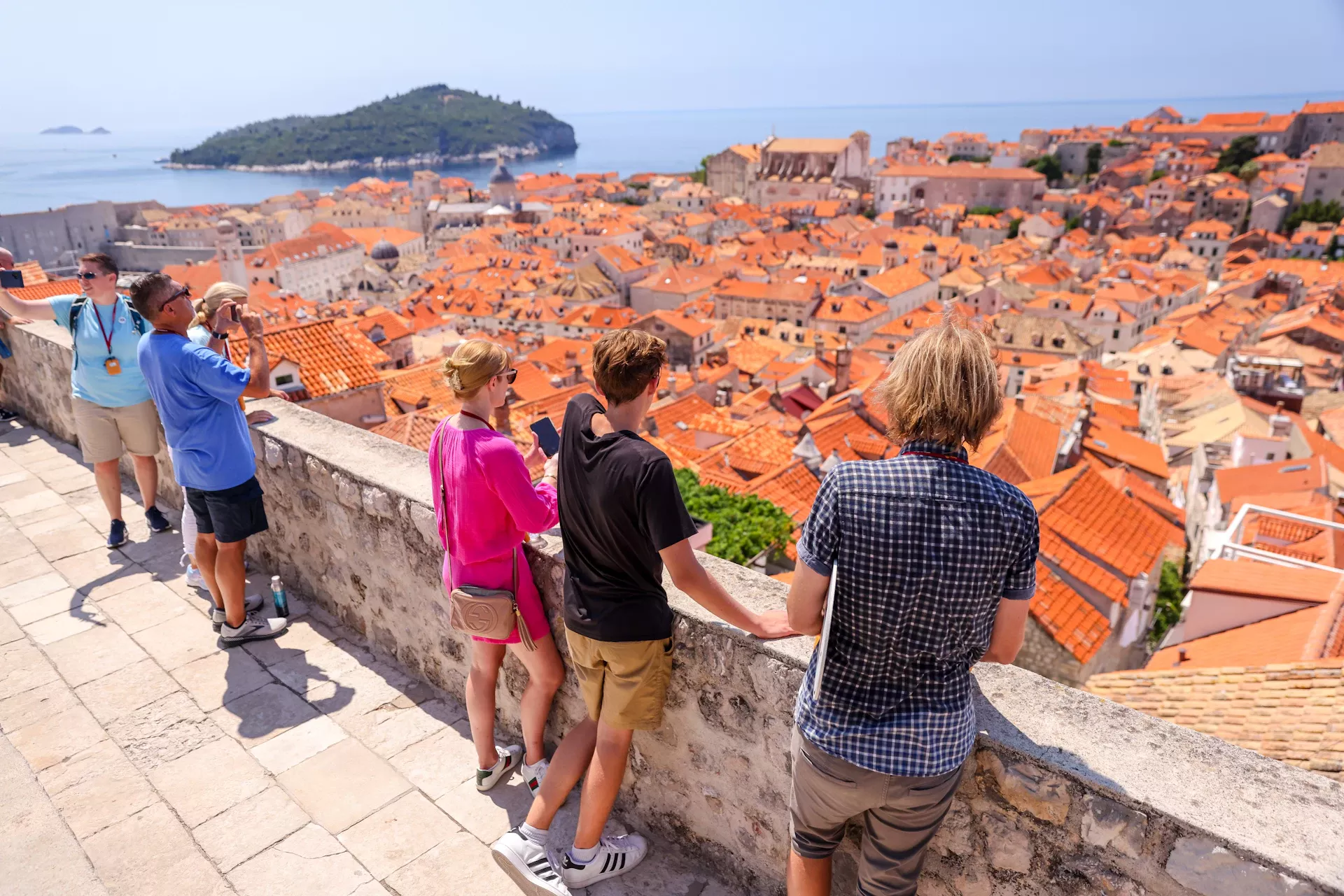 Le tariffe studenti che danno accesso alle mura di Dubrovnik costano meno della metà del prezzo del biglietto intero © Todamo / Shutterstock