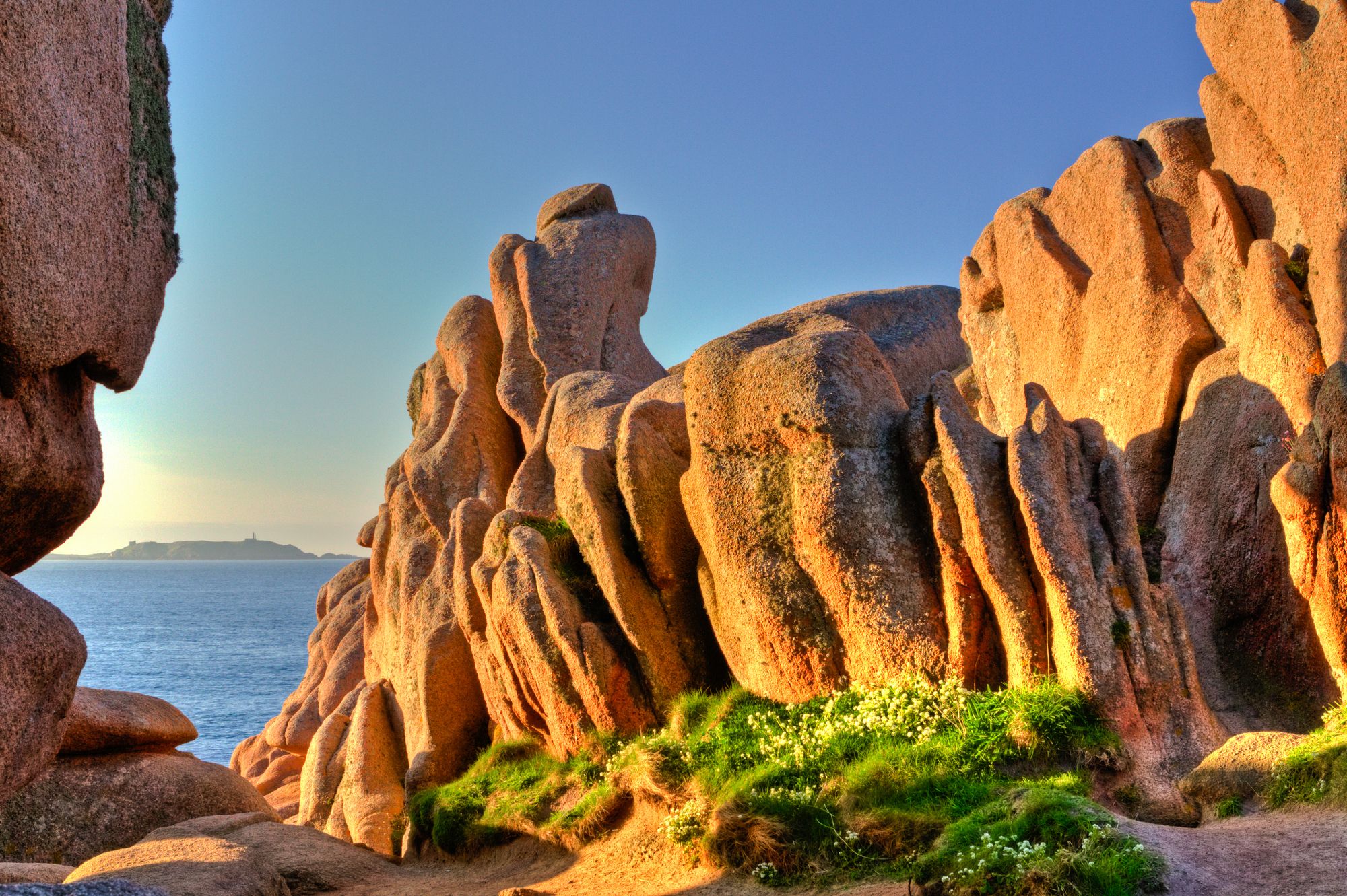 La costa del Granito Rosa© Jearu / Shutterstock