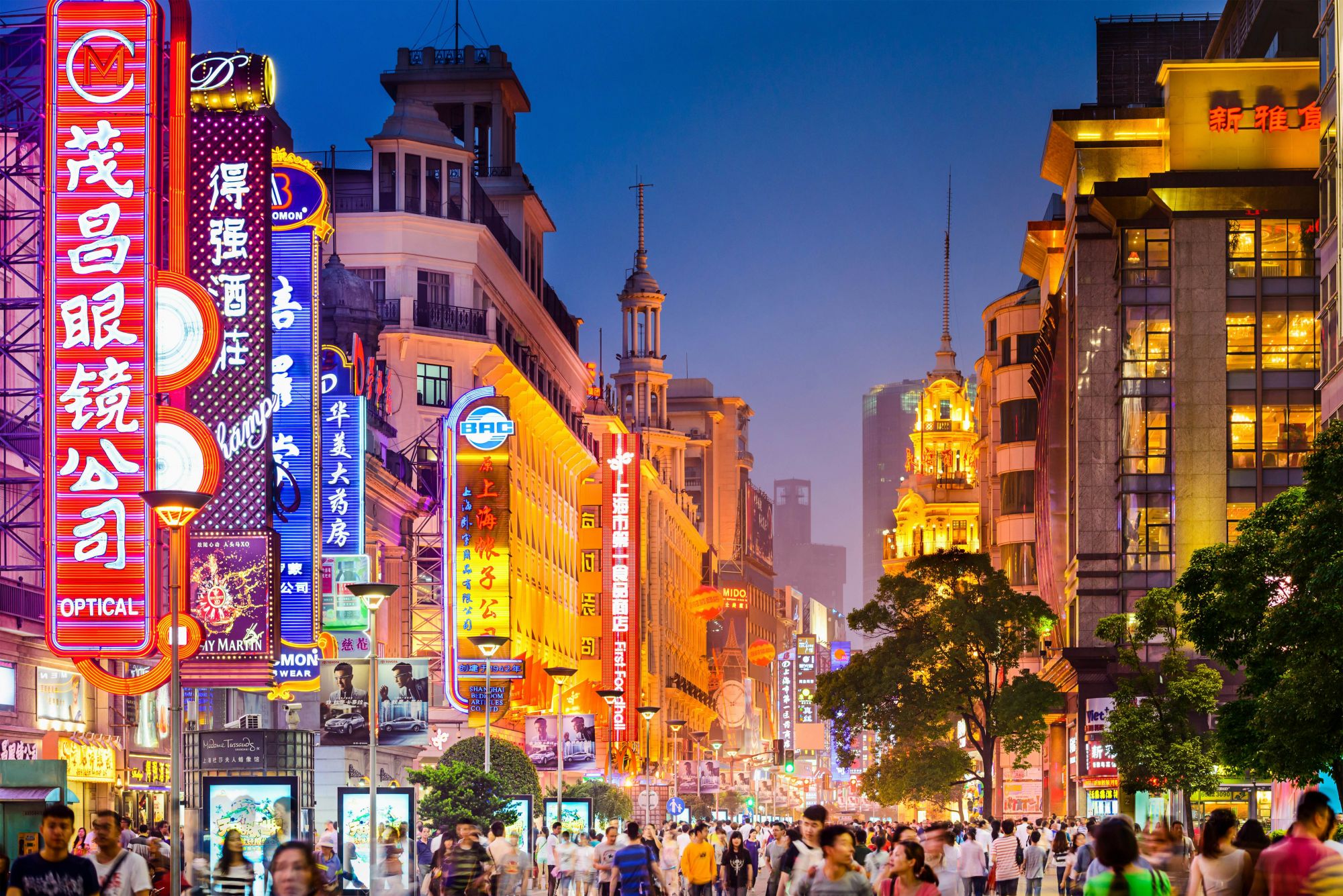 La East Nanjing Road, che collega Piazza del Popolo e il Bund, è sempre gremita di gente. © Sean Pavone/Shutterstock