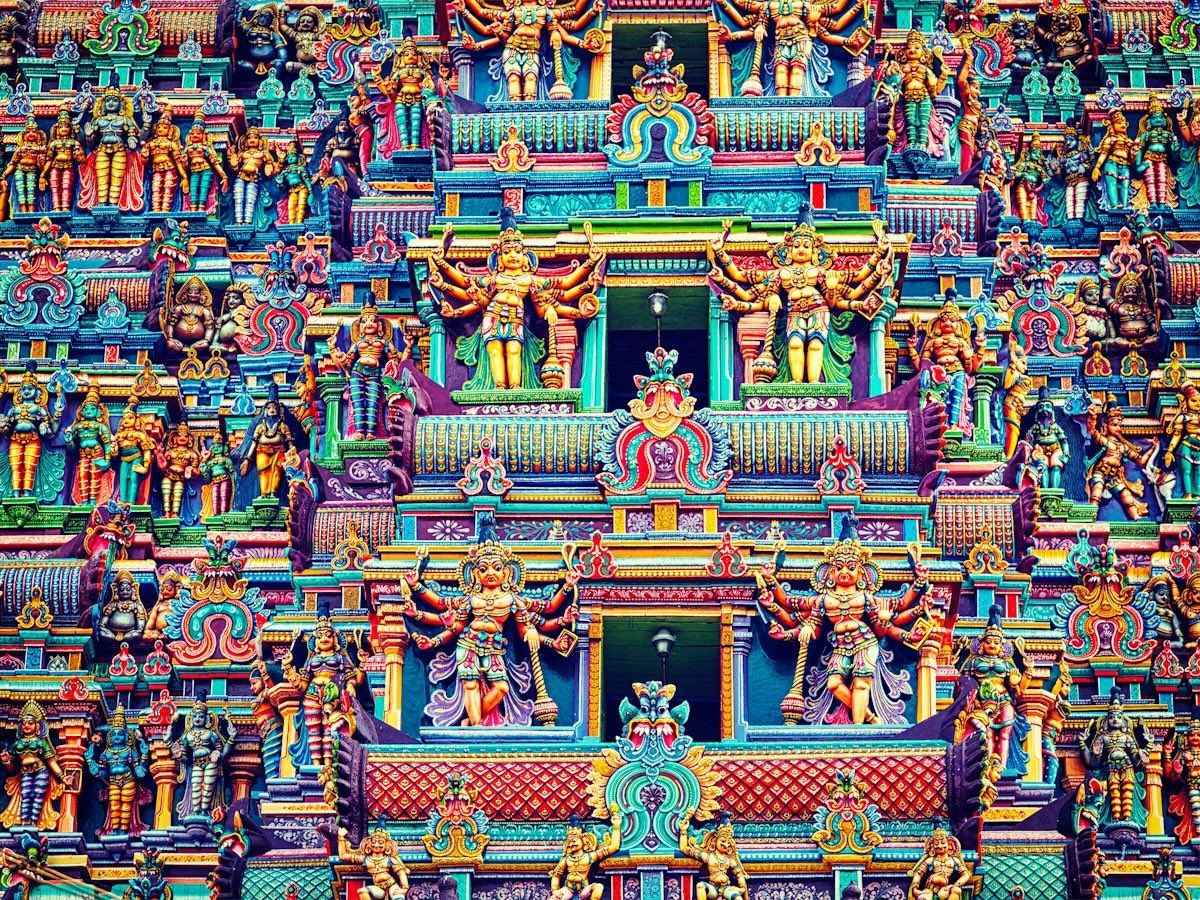 Le torri d’ingresso del tempio Meenakshi Amman sono ricoperte da sculture raffiguranti divinità indù. Dmitry Rukhlenko/Shutterstock