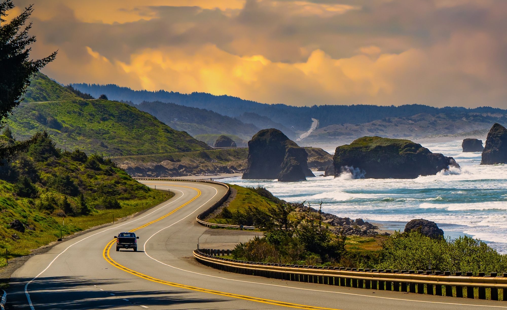 La Highway 101 costeggia l’oceano a Gold Beach, in Oregon ©Bob Pool/Shutterstock