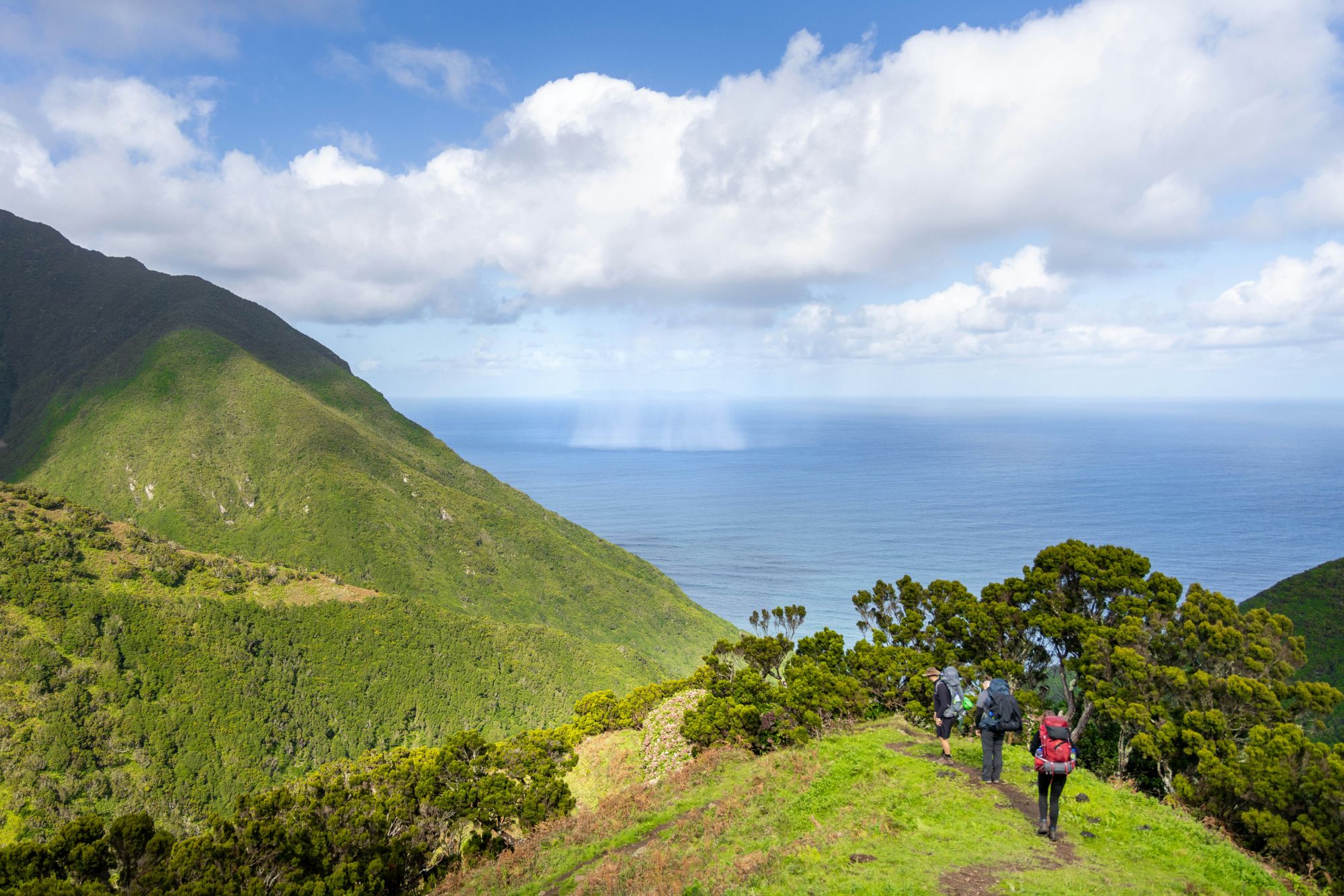 São Jorge è attraversata da un gran numero di sentieri da trekking. © photoschmidt / Getty Images