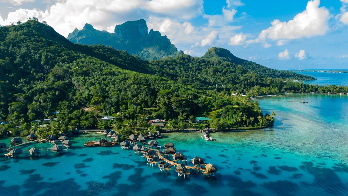 Riprendetevi dalle feste distendendovi su una spiaggia perfetta della Polinesia francese ©Getty Images