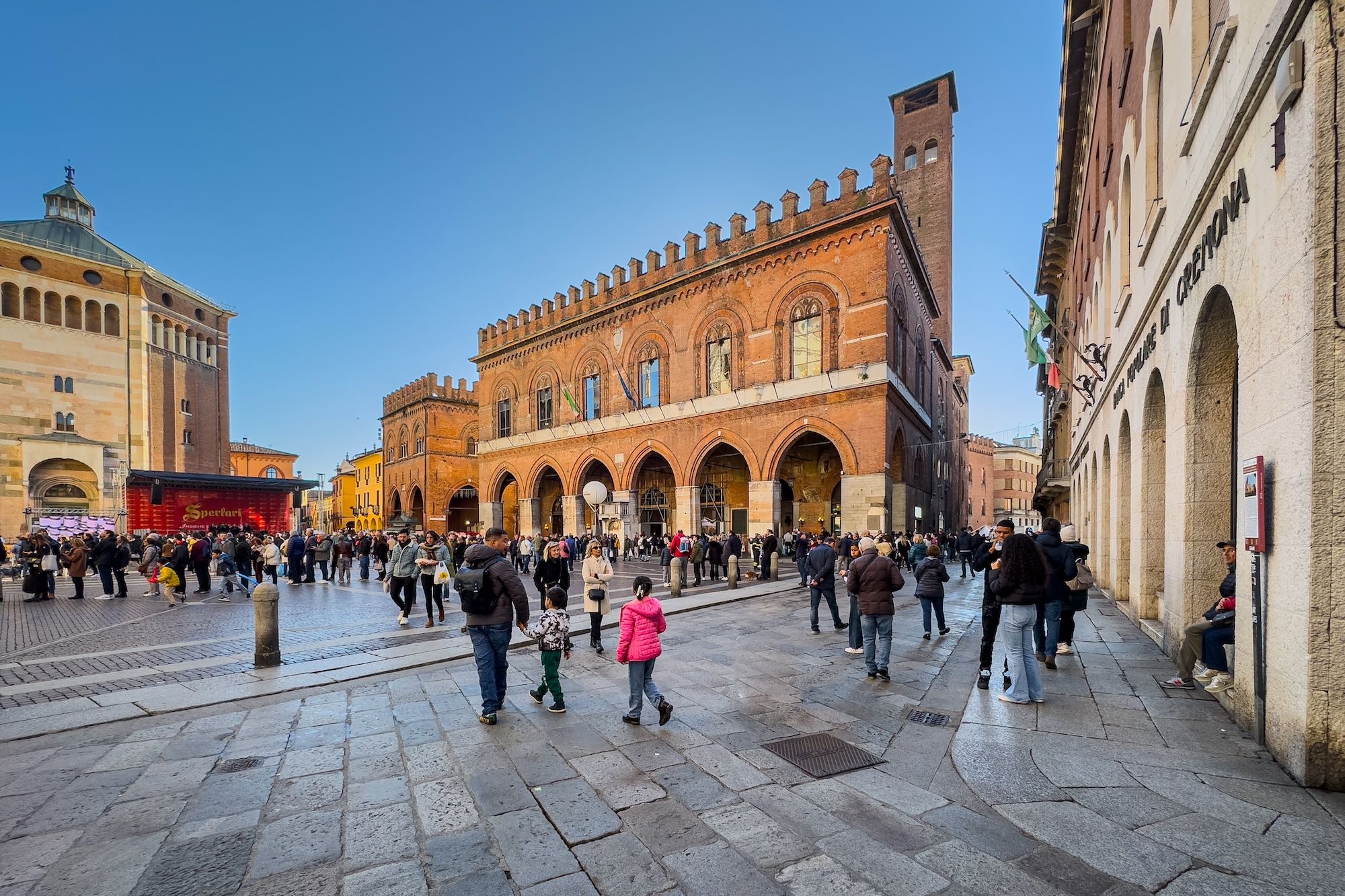 Cremona, Piazza del Comune. Credits Francesco Bonino / Shutterstock