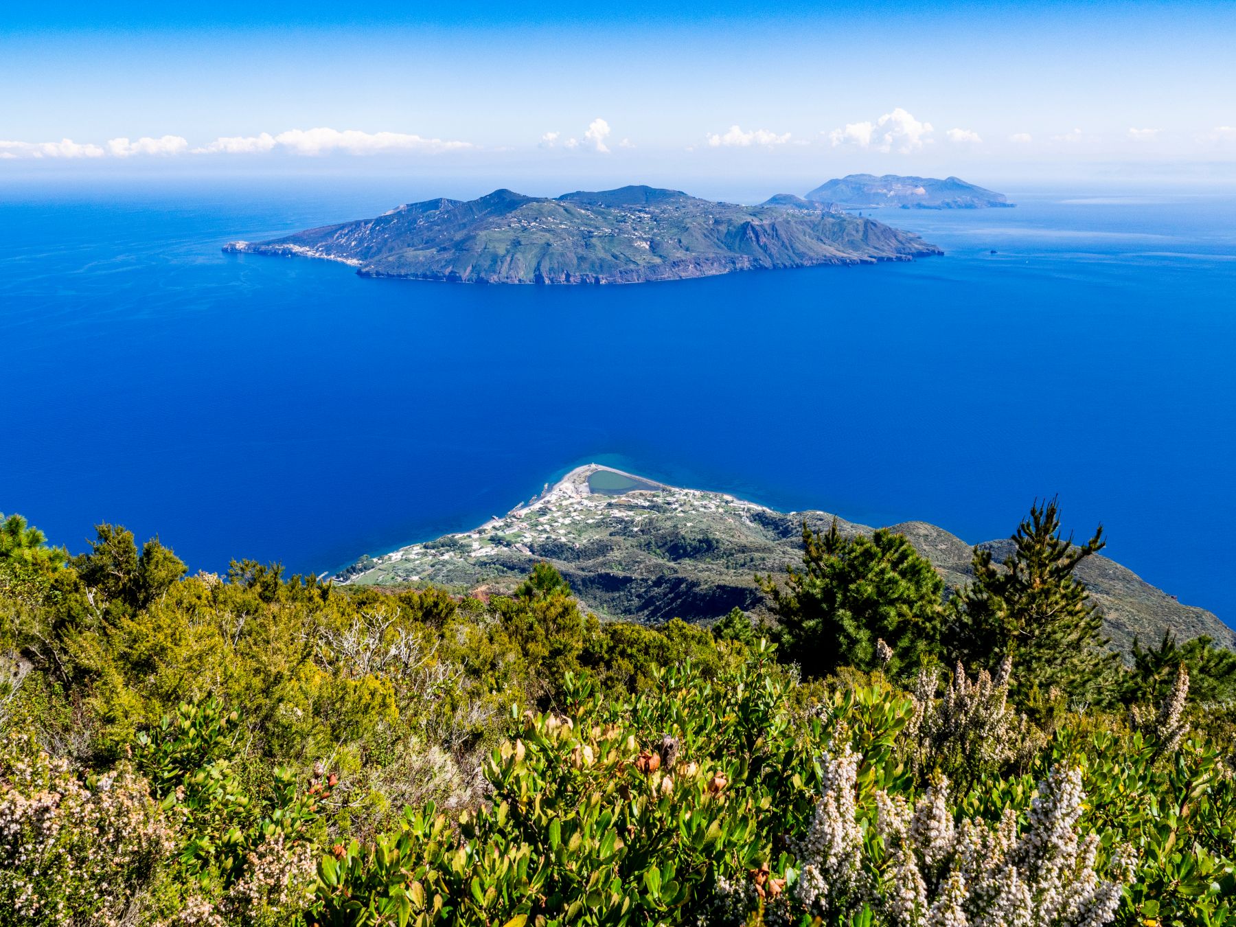 Lipari e Vulcano viste dalla cima del monte fossa delle felci, Salina