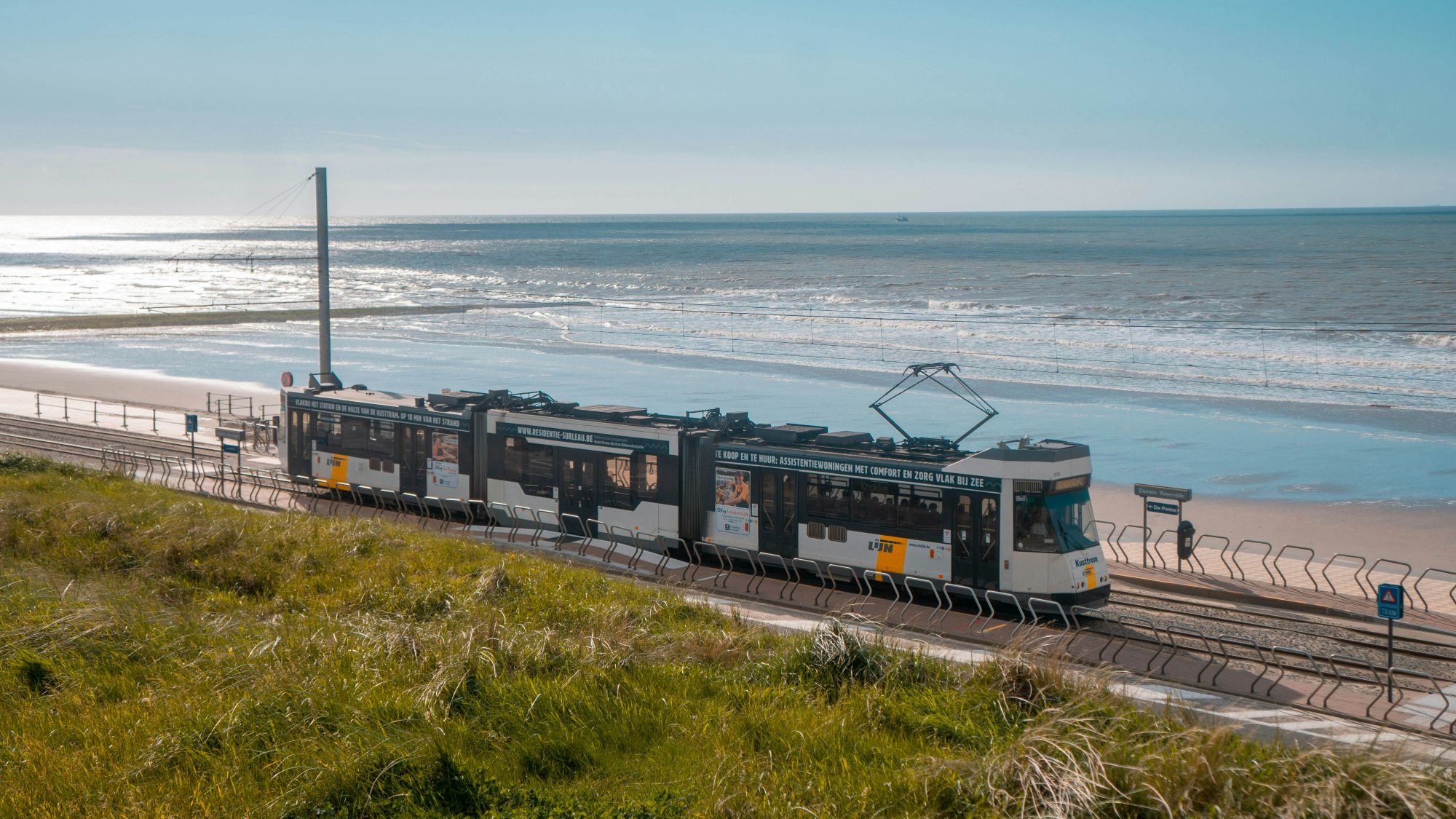 Una vecchia, incantevole linea tranviaria collega le cittadine sulla costa del Belgio. © SankyPix / Shutterstock