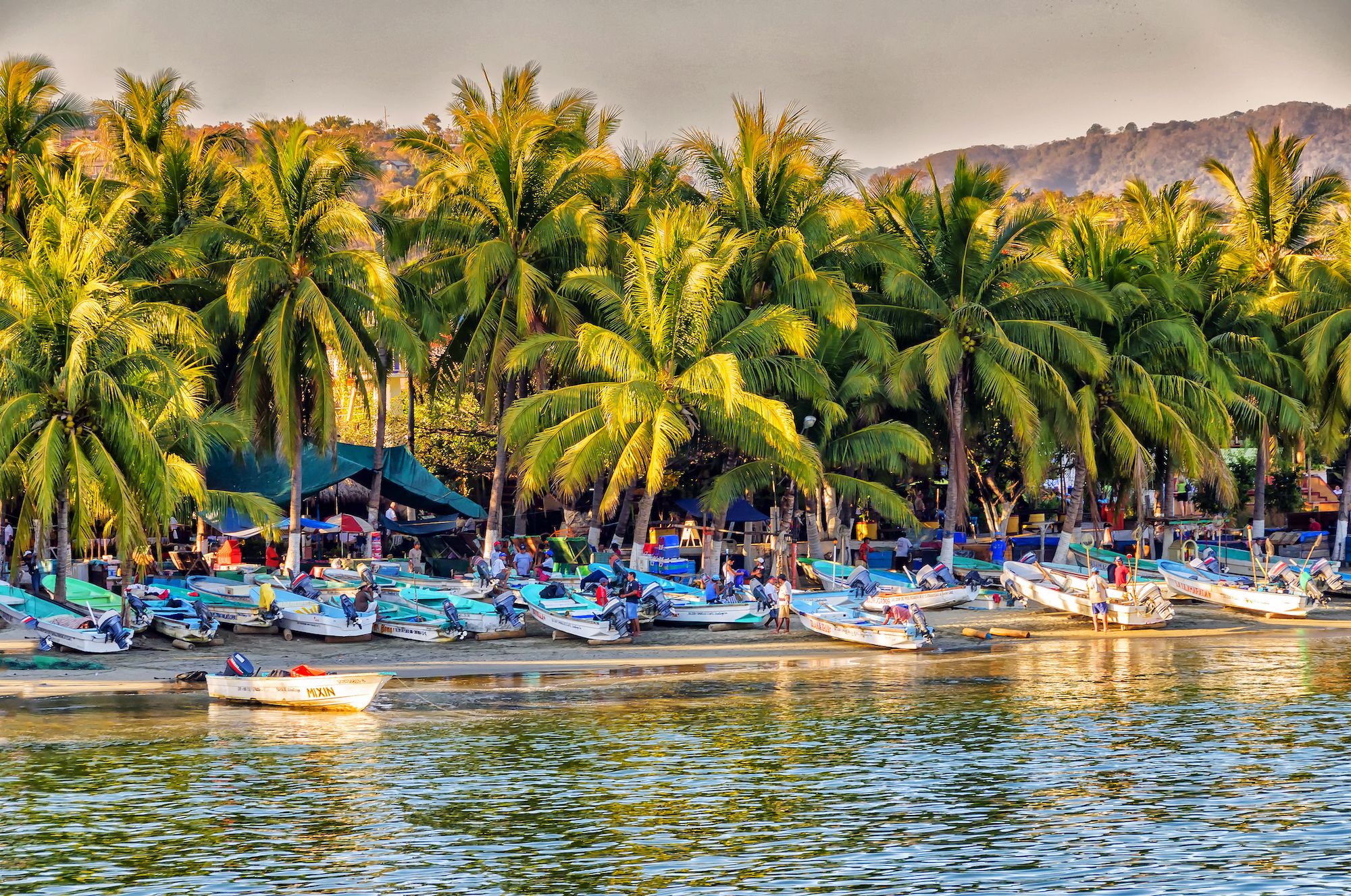 Barche di pescatori a Zihuatanejo ©Lux Blue