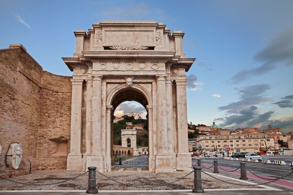 Ancona, l'Arco Clementino inquadra quello di Traiano. Credits ermess / Shutterstock