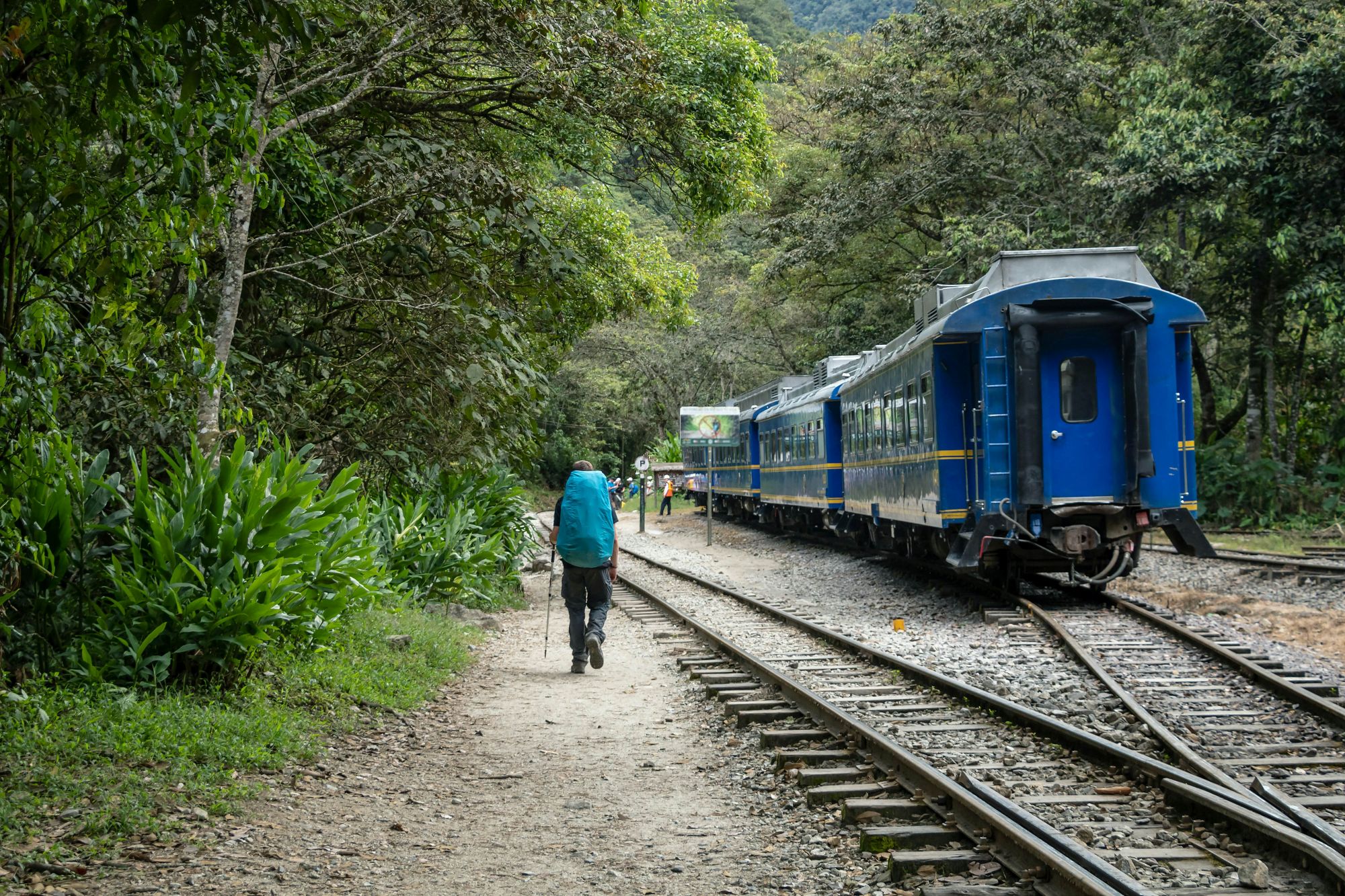 Viaggiatori in cammino lungo i binari verso Machu Picchu. © Jekaterina Sahmanova/Getty Images
