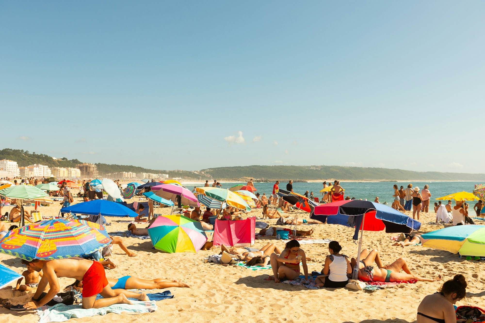 Un pomeriggio di sole sulla spiaggia di Nazaré. © Austin Bush/Lonely Planet