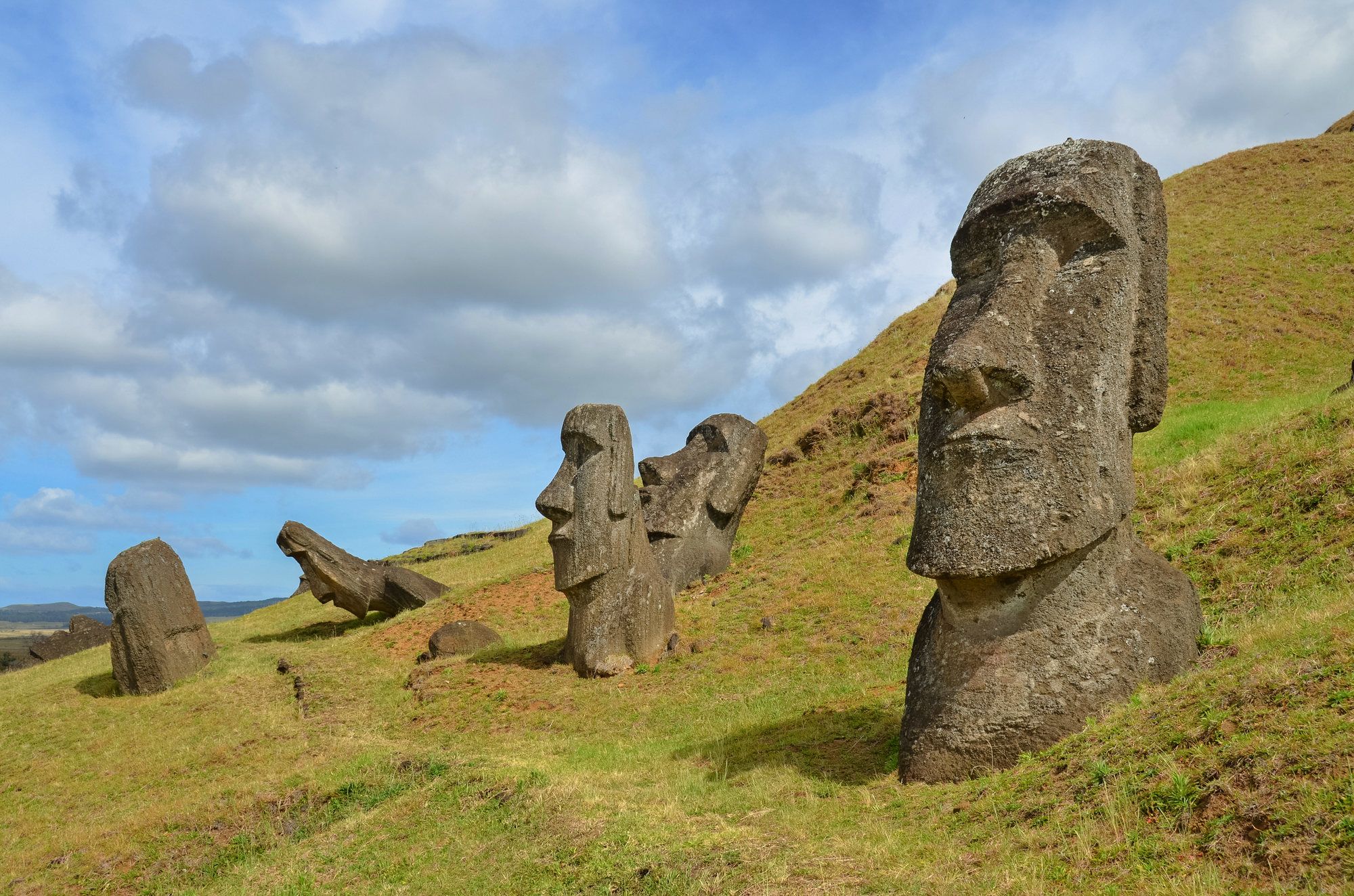 Un particolare dei moai a Rapa Nui, Isola di Pasqua, in Cile ©Volanthevist/Getty Images