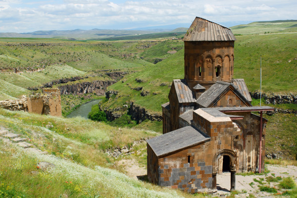 Lungo la Transcaucasica, troverete solitudine, meteo imprevedibile e panorami che vi lasceranno a bocca aperta © Marco Tomasini/Shutterstock